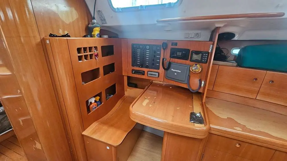 Beneteau First 44.7 — Poste de navigation intérieur avec instruments électroniques et table à cartes.