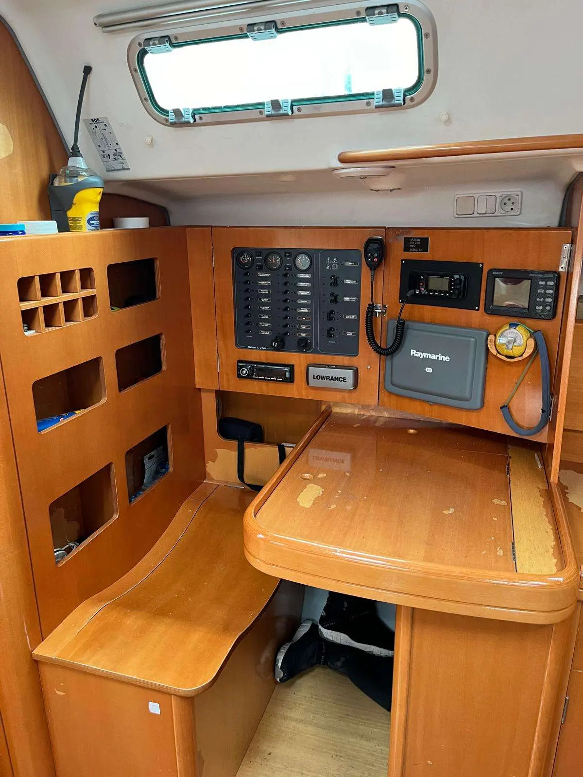 Beneteau First 44.7 — Poste de navigation intérieur avec instruments, radio et table à cartes.