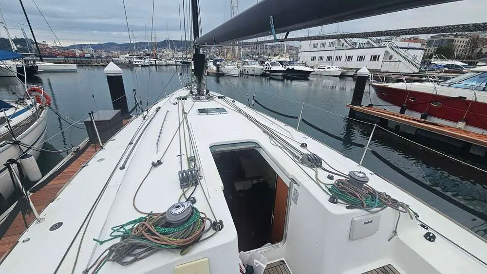 Beneteau First 44.7 — Vue du pont avant d’un voilier amarré dans une marina.