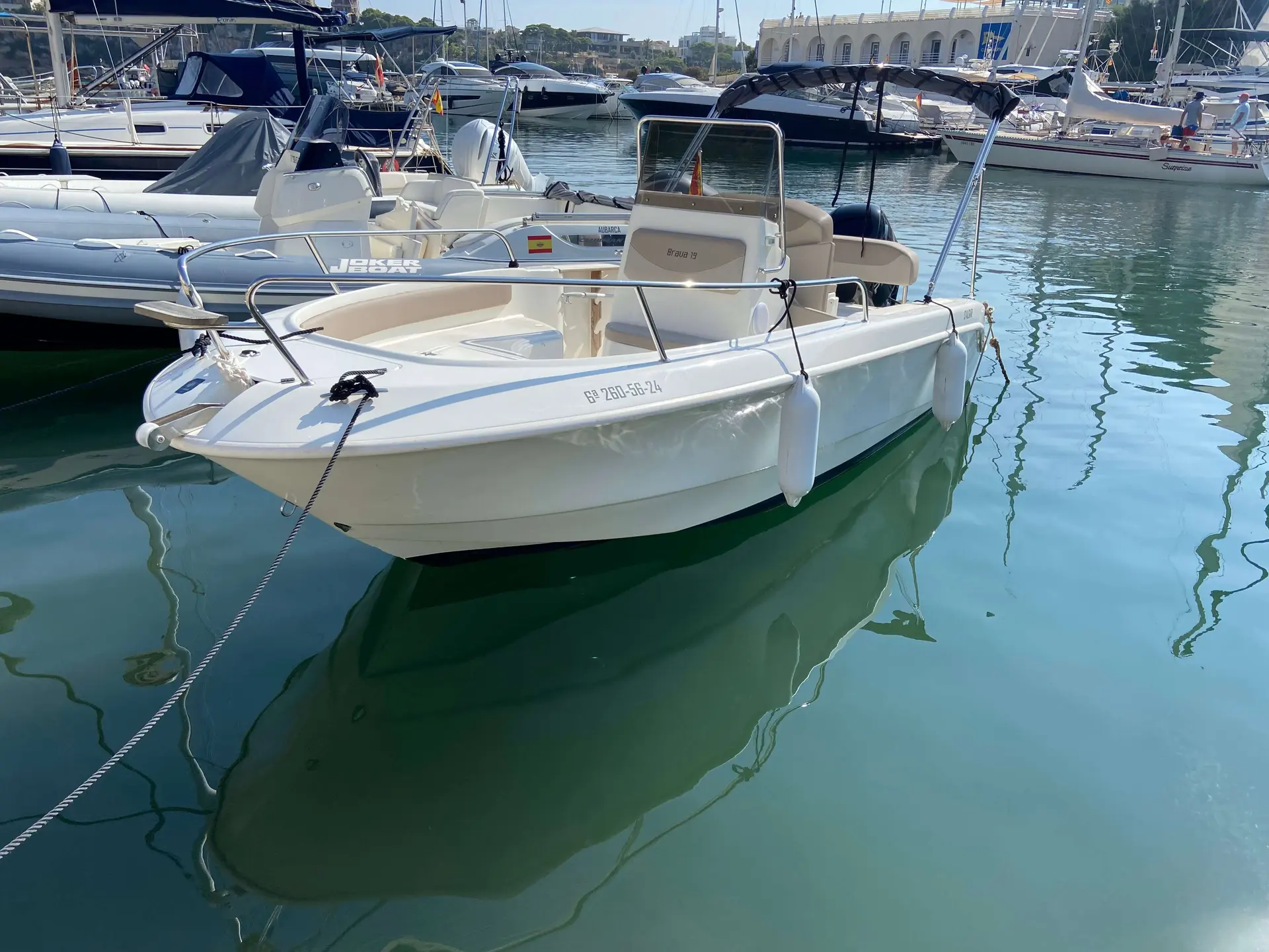 Mingolla Brava 19 — Bateau à console centrale amarré dans une marina, vu de trois quarts avant.