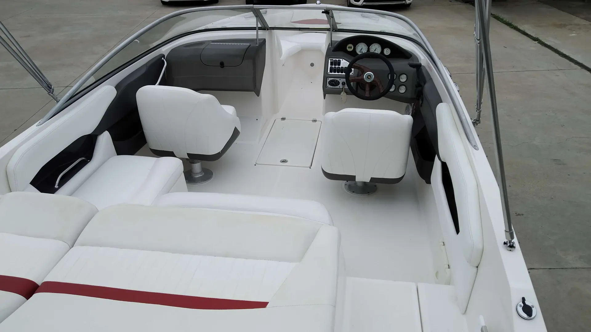 Regal 2000 — Vue plongeante du cockpit avec sièges, banquette arrière et poste de pilotage.