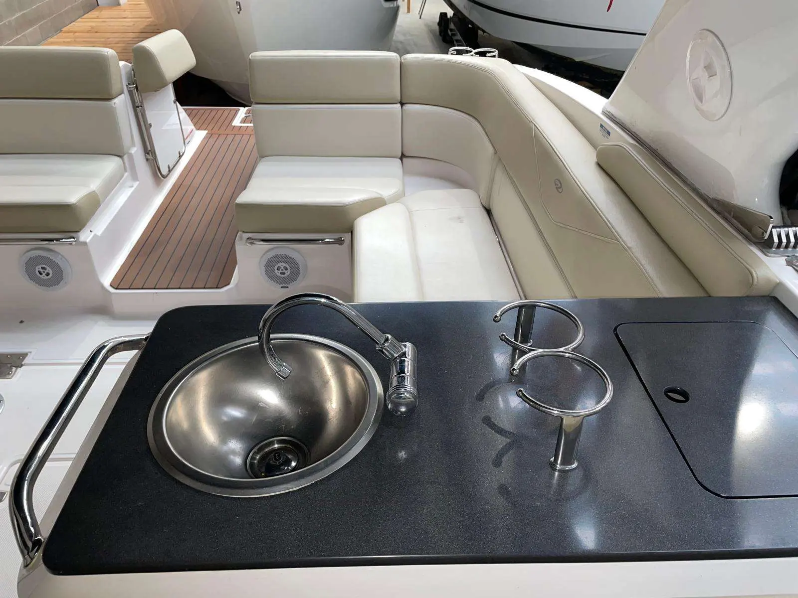 Regal 3550 — Plan rapproché du coin cuisine extérieur avec évier, robinet et rangements.