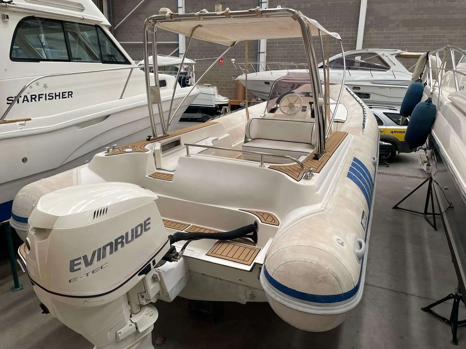 Alson Flash 750 — Vue arrière d’un bateau à moteur exposé dans un hangar.