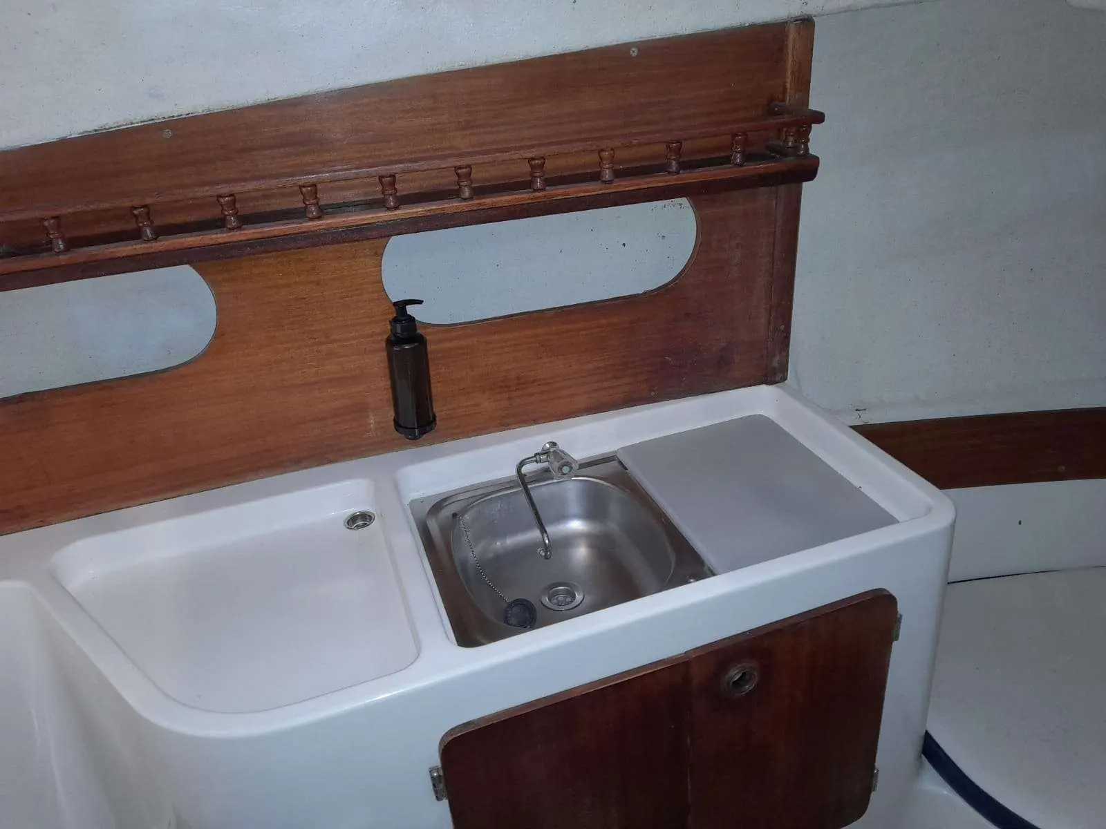 Arvor 250 — Évier en inox intégré dans un meuble de cuisine en bois.