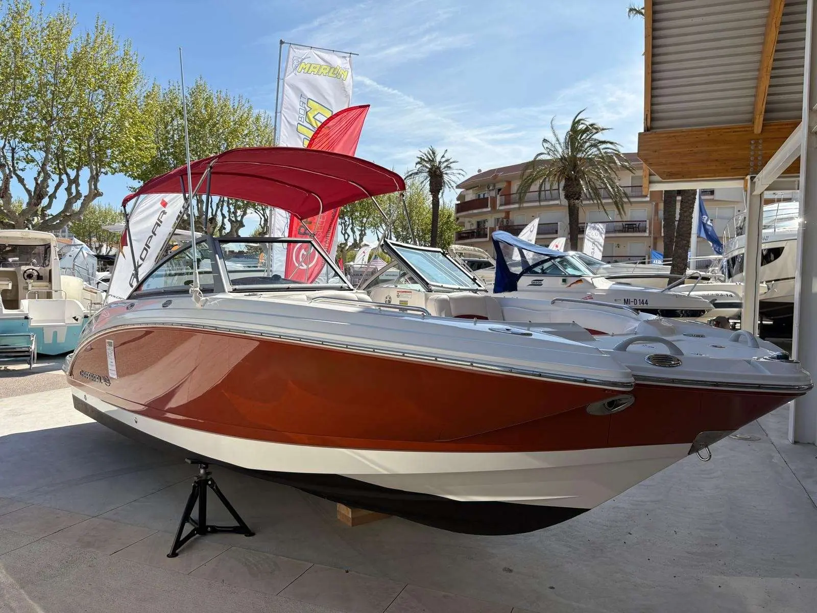 Chaparral Sunesta 244 — Bateau à moteur bicolore exposé sur bers dans un port, vu de trois quarts bâbord.