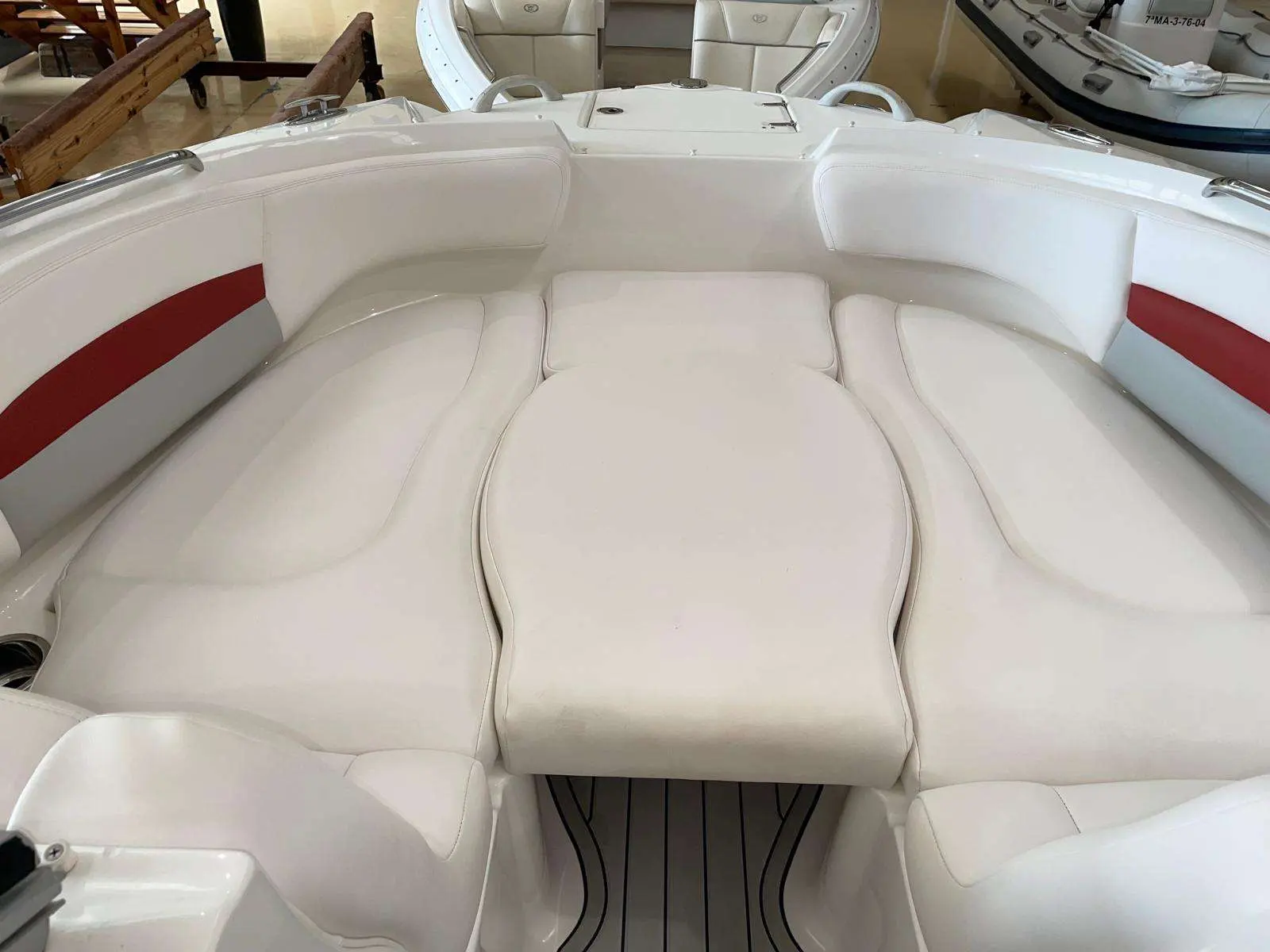 Chaparral Sunesta 244 — Vue rapprochée des sièges rembourrés à l’avant d’un bateau.