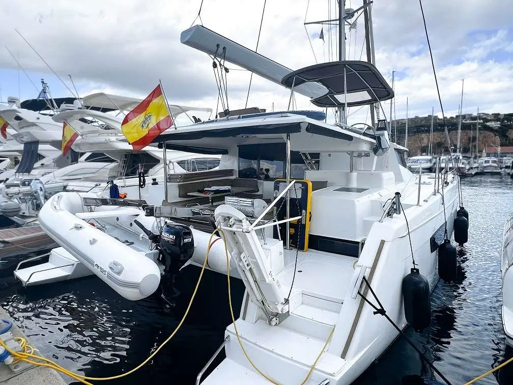 Fountaine Pajot Helia 44 — Catamaran à voile blanc vu de l’arrière, amarré dans un port.