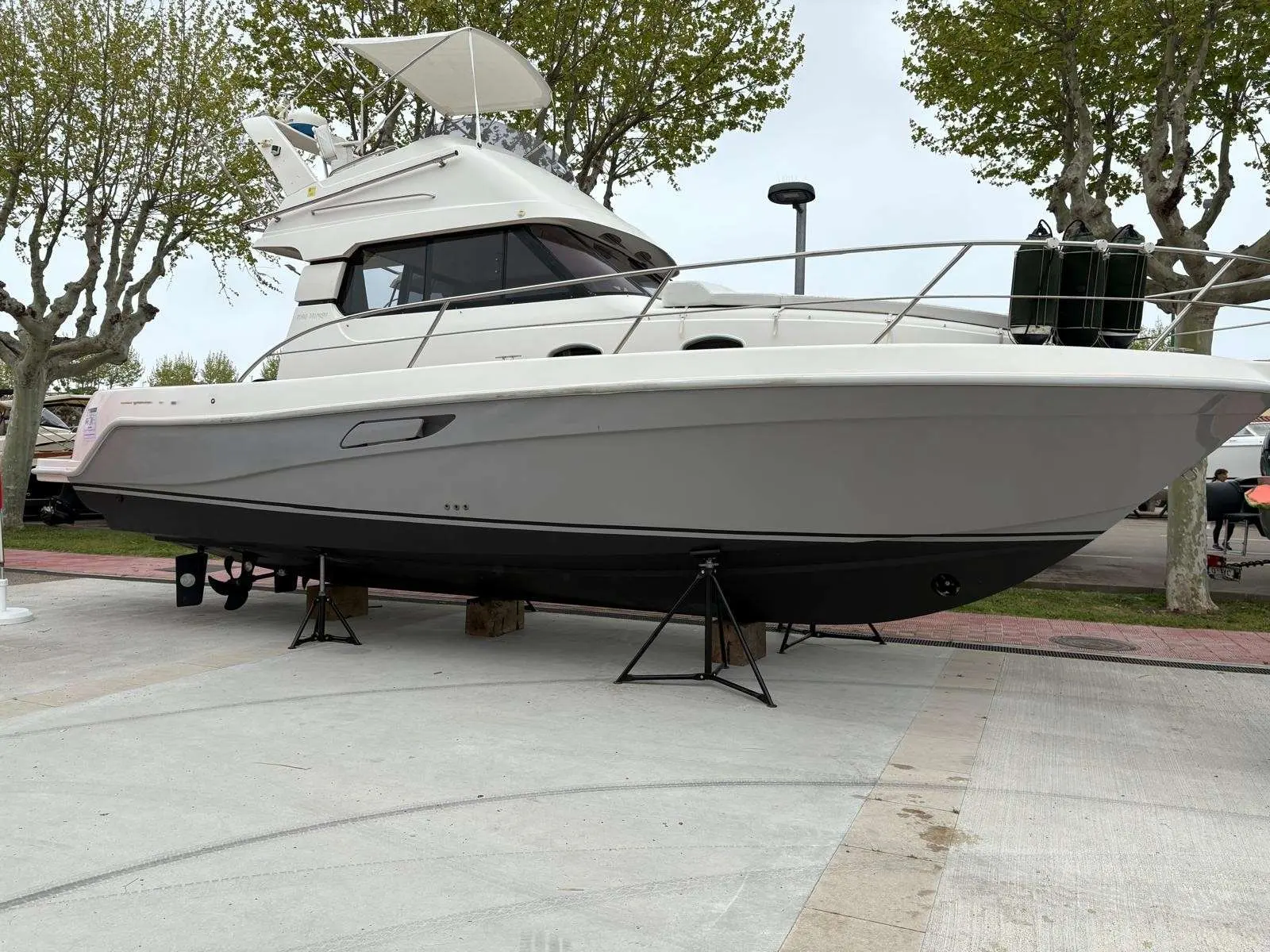 Faeton 10.40 Fly Moraga — Bateau à moteur blanc présenté à terre, vu de profil.