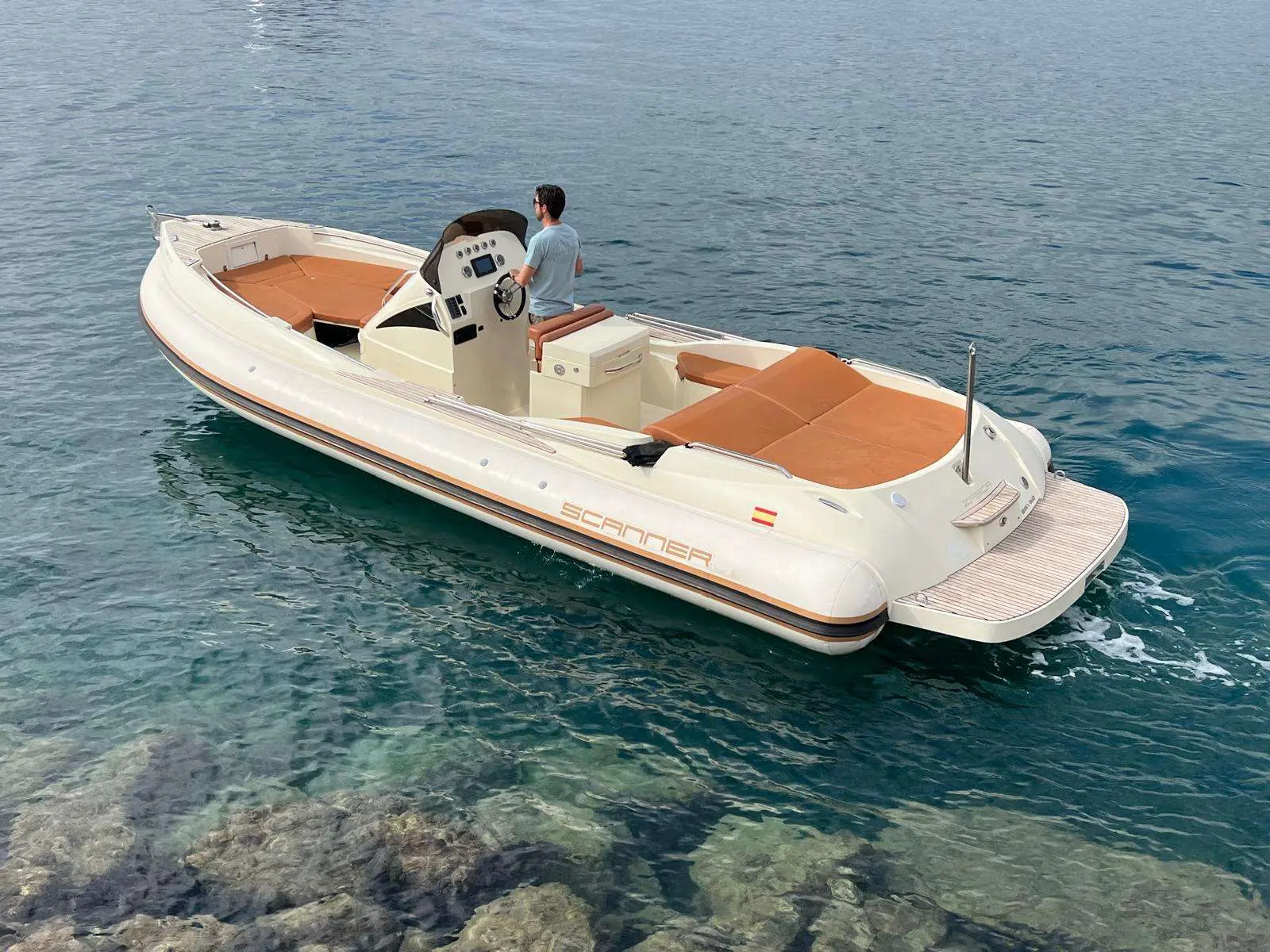 Scanner Envy 860 Hb — Bateau à moteur blanc vu de trois quarts, avec une personne à la console.