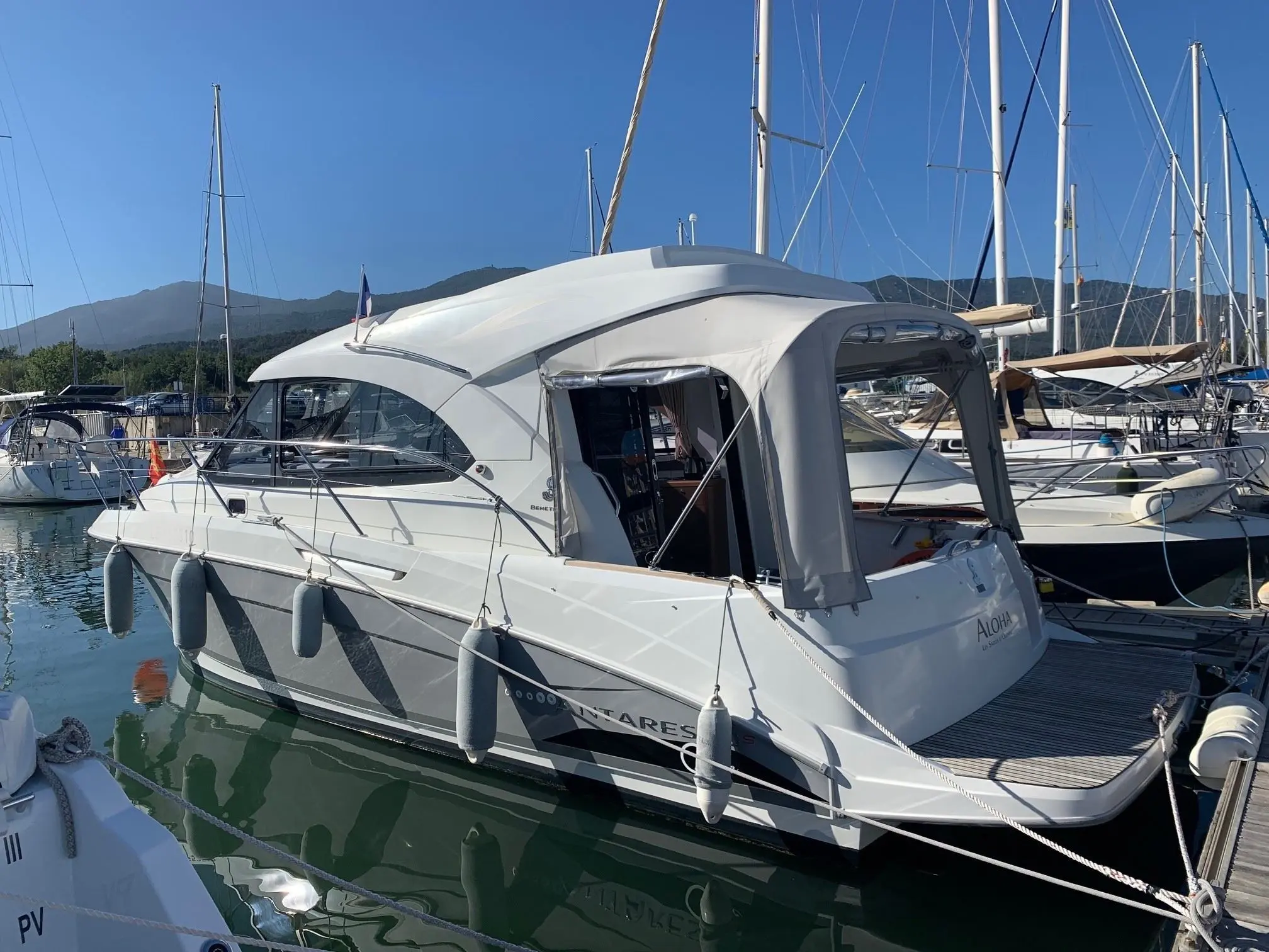 Beneteau Antares 30 — Bateau blanc amarré dans une marina, photographié de trois quarts arrière.