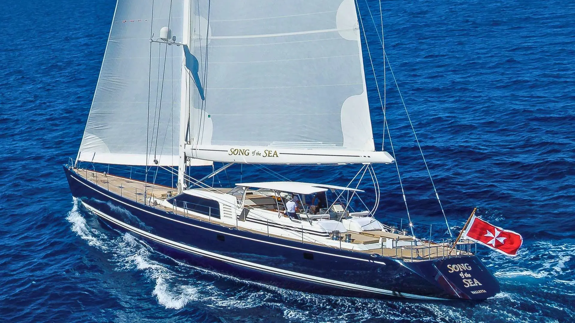 Nautor Swan Swan 112 — Voilier monocoque naviguant au près, photographié de trois quarts sur une mer bleue.
