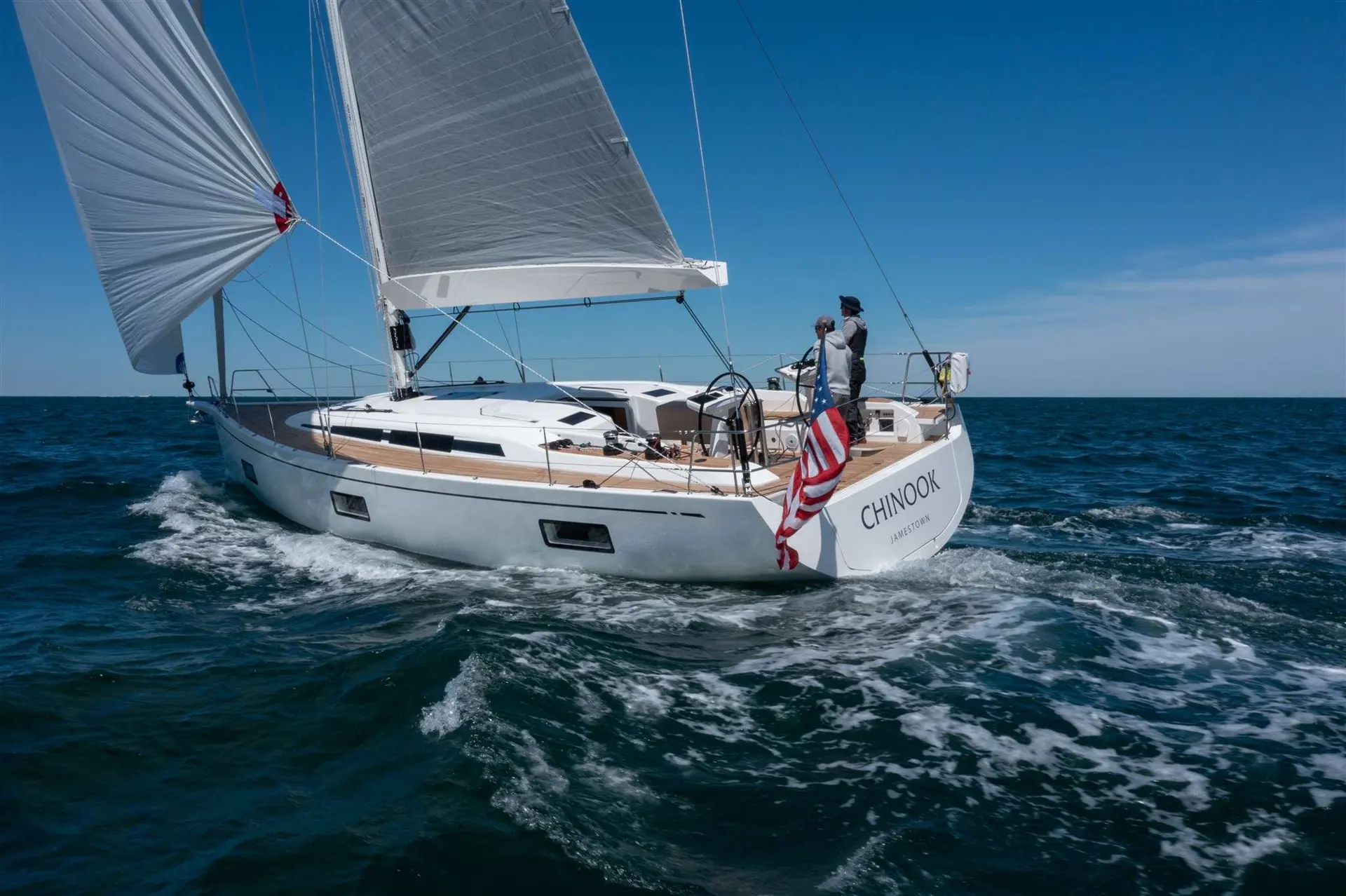 Nautor Swan Swan 48 — Voilier blanc naviguant au large, toutes voiles déployées.