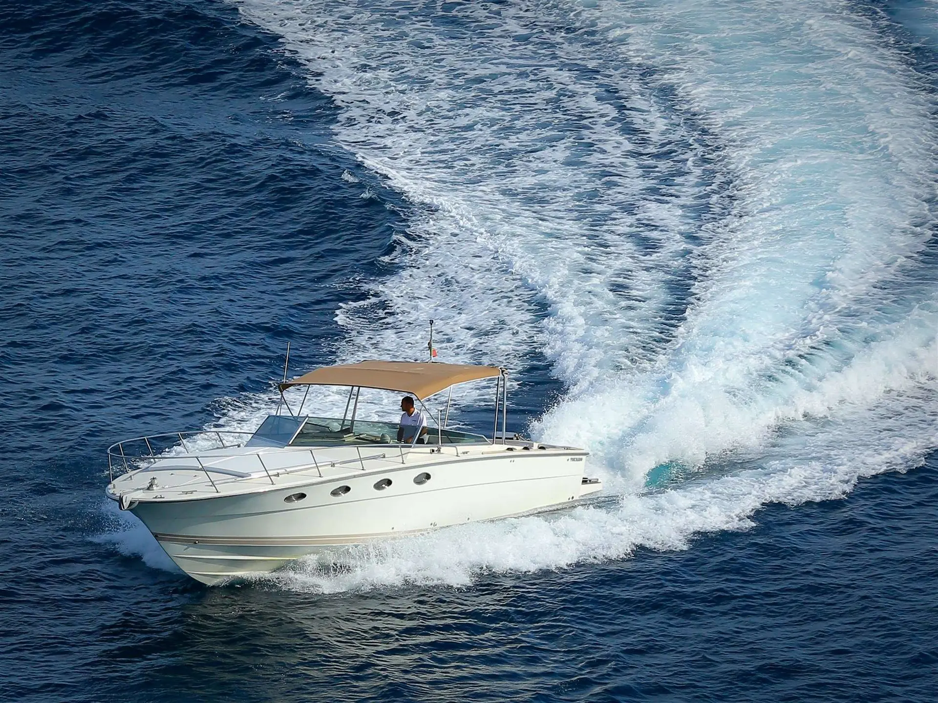 Tornado Marine Tornado 38 — Bateau à moteur blanc naviguant en mer, photographié de trois quarts avant.
