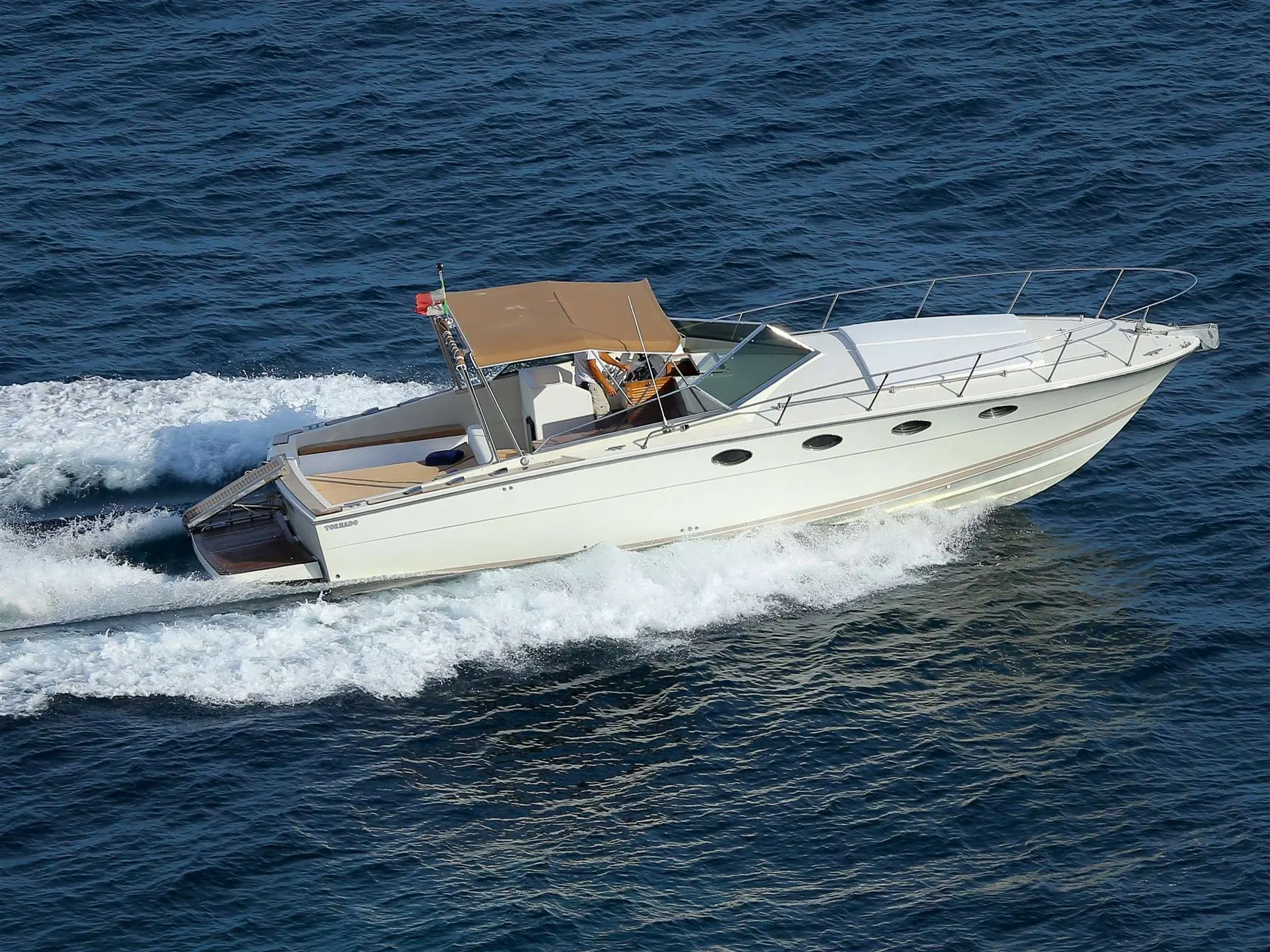 Tornado Marine Tornado 38 — Bateau à moteur blanc vu de trois quarts bâbord, naviguant à grande vitesse.