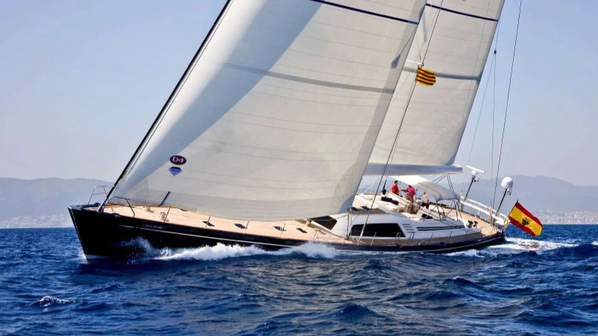 Nautor Swan Swan 112 — Voilier naviguant au près, toutes voiles hissées, avec équipage à bord.