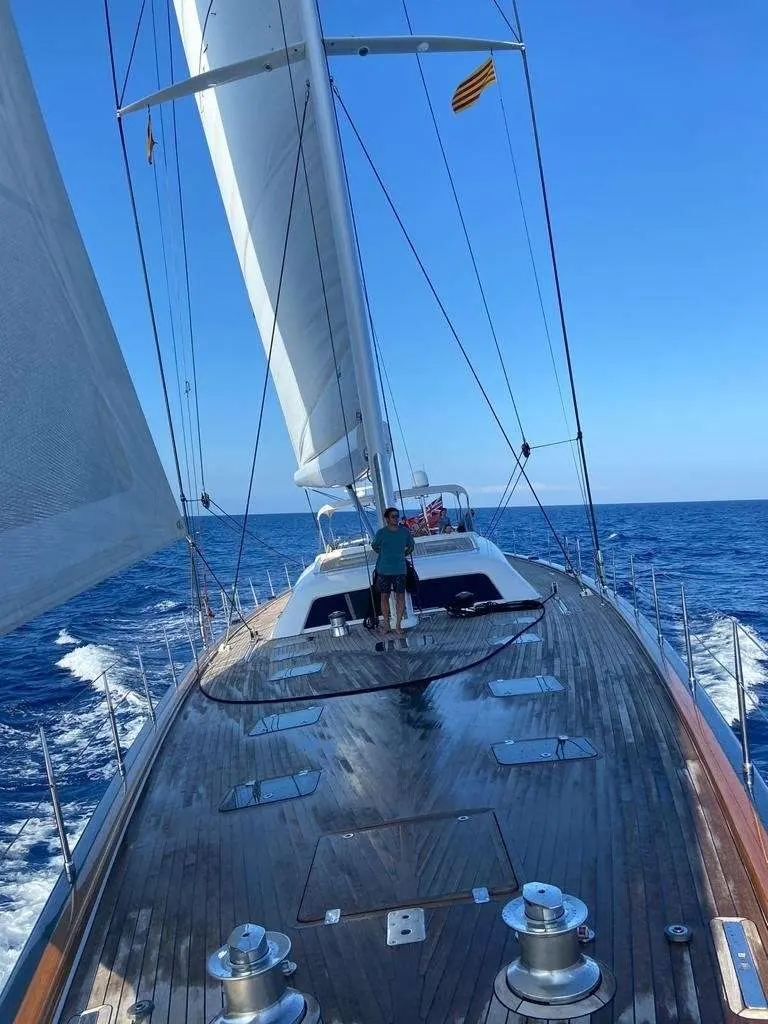 Nautor Swan Swan 112 — Vue du pont avant d’un voilier naviguant par mer formée.