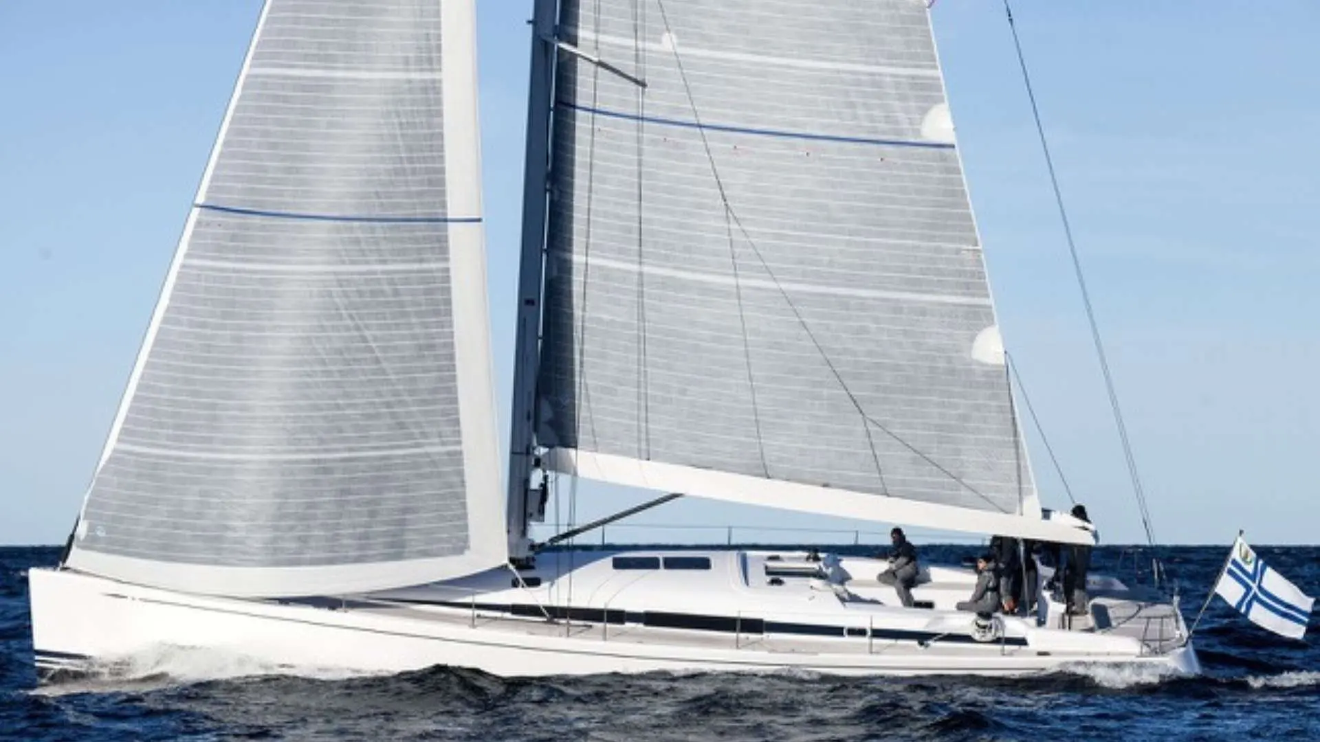 Nautor Swan Swan 60 — Voilier blanc naviguant à la voile, avec plusieurs personnes sur le pont.