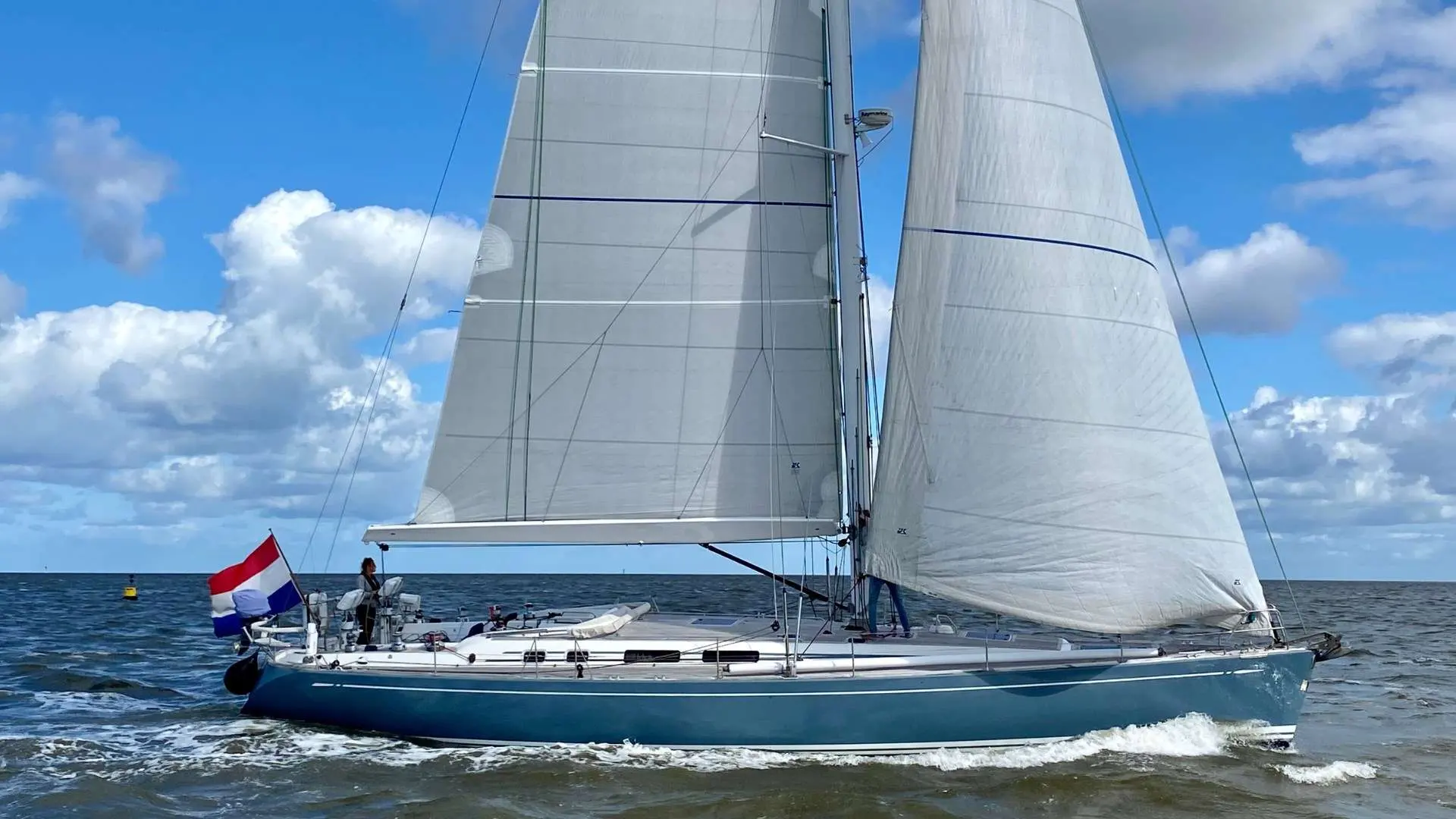 Nautor Swan Swan 53 — Voilier naviguant à la voile sur une mer légèrement agitée.
