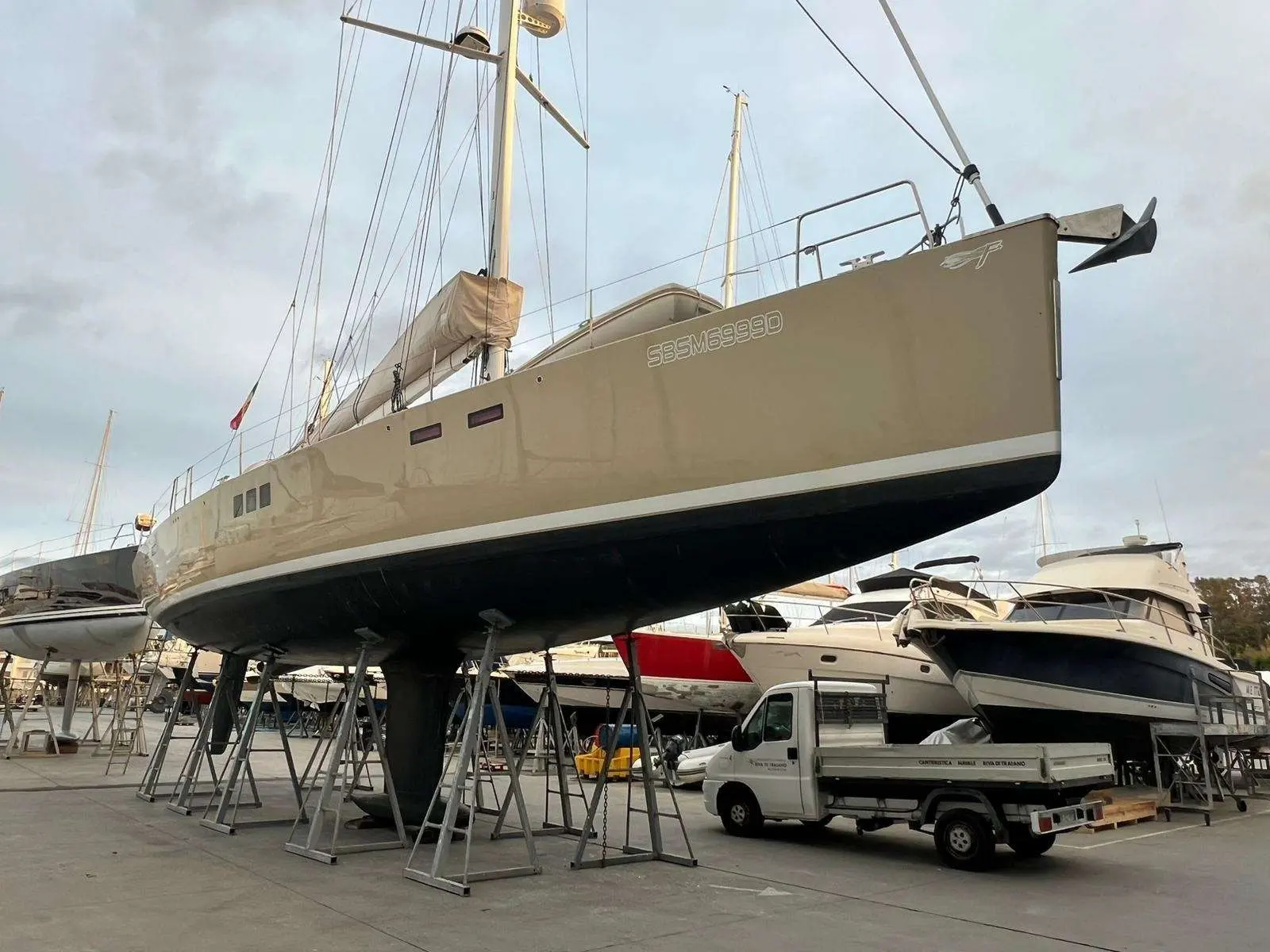 Hanse 630 — Voilier à quai sur bers dans un chantier naval, vu en contre-plongée.