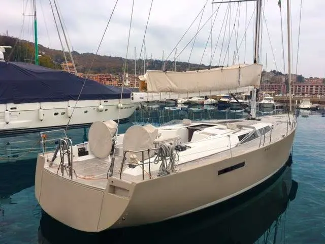Hanse 630 — Voilier blanc photographié au port, vu de trois quarts arrière.