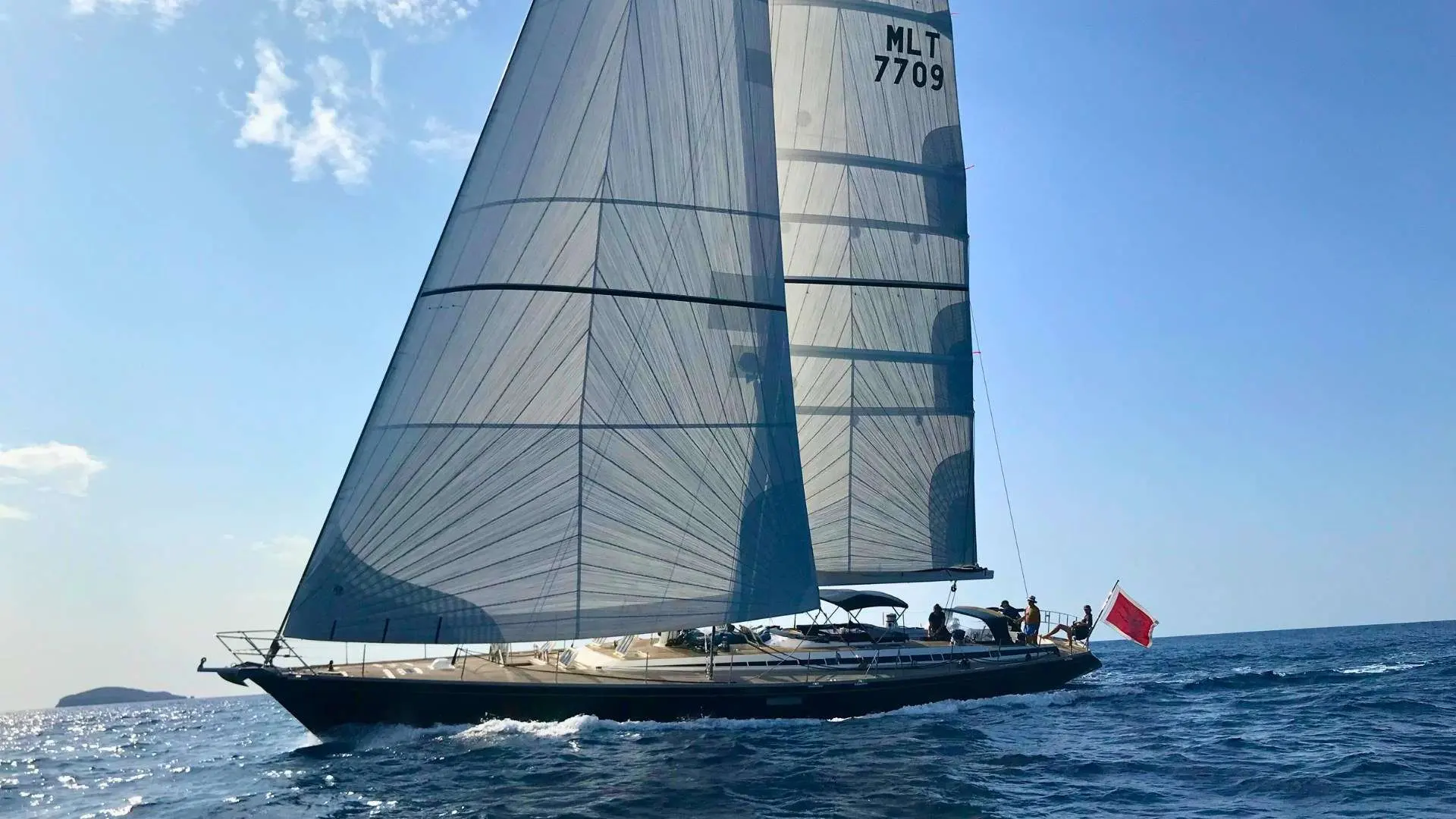 Nautor Swan Swan 77 — Voilier monocoque naviguant au près, toutes voiles hissées en mer.