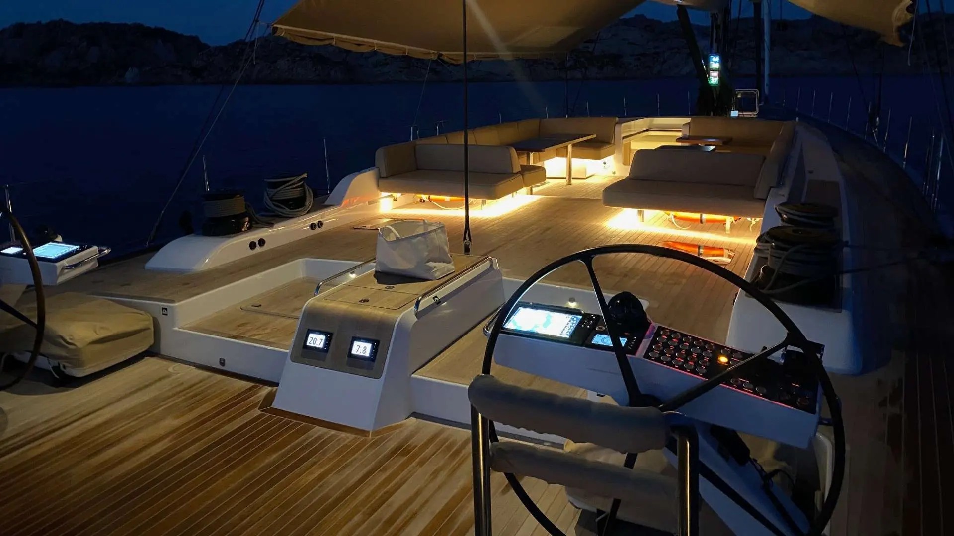 Nautor Swan Swan 98 — Vue nocturne du cockpit et du pont arrière d’un voilier au mouillage.