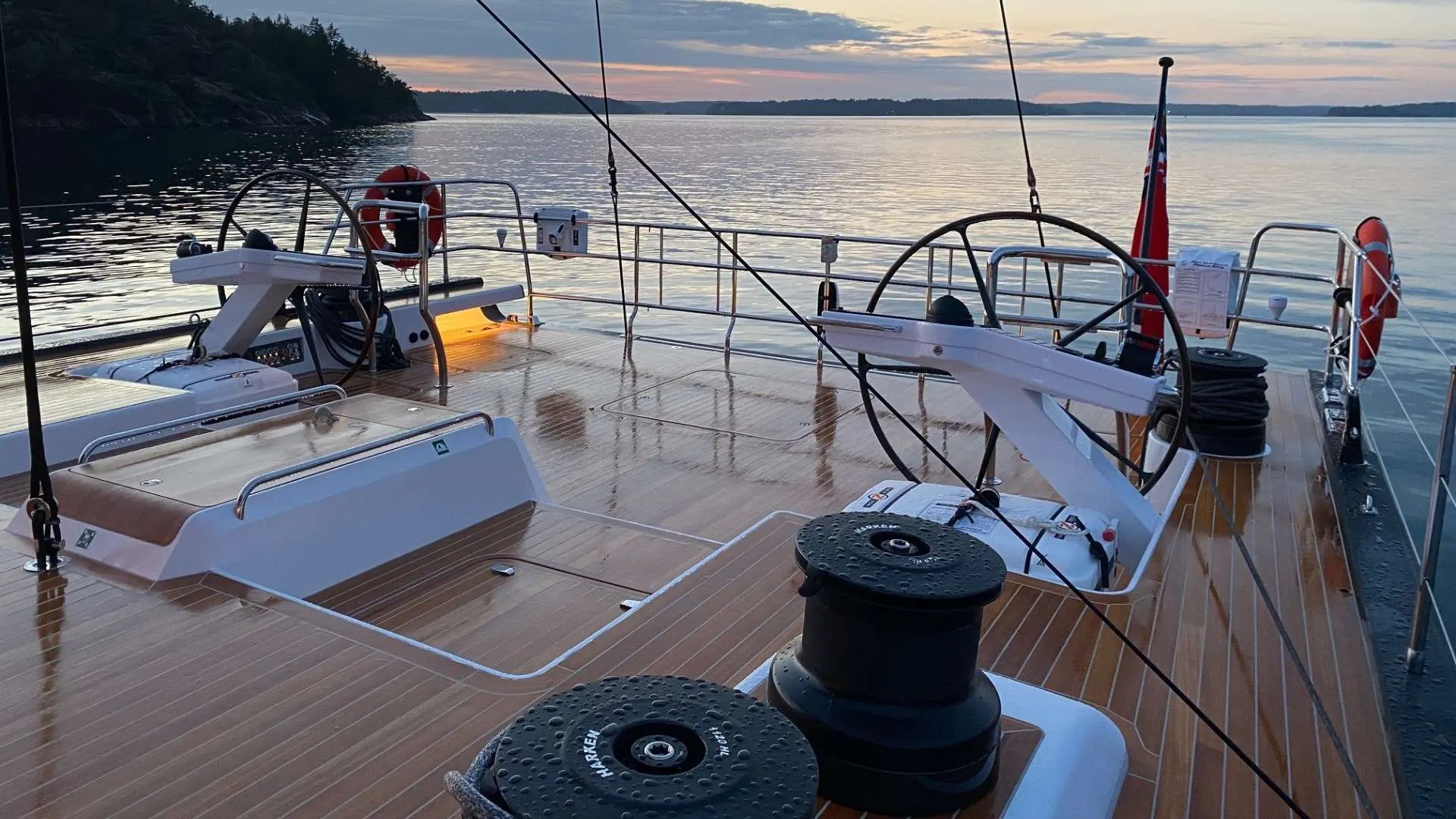 Nautor Swan Swan 98 — Vue du cockpit et du pont arrière d’un voilier au mouillage.