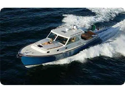 Morgan Yacht Morgan 44 — Bateau à moteur vu de trois quarts avant, naviguant à pleine vitesse en mer.