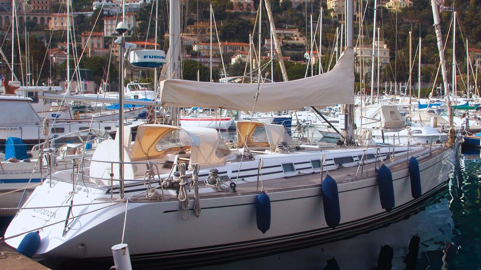 Nautor Swan Swan 48 — Voilier blanc amarré dans une marina, vu de trois quarts bâbord.
