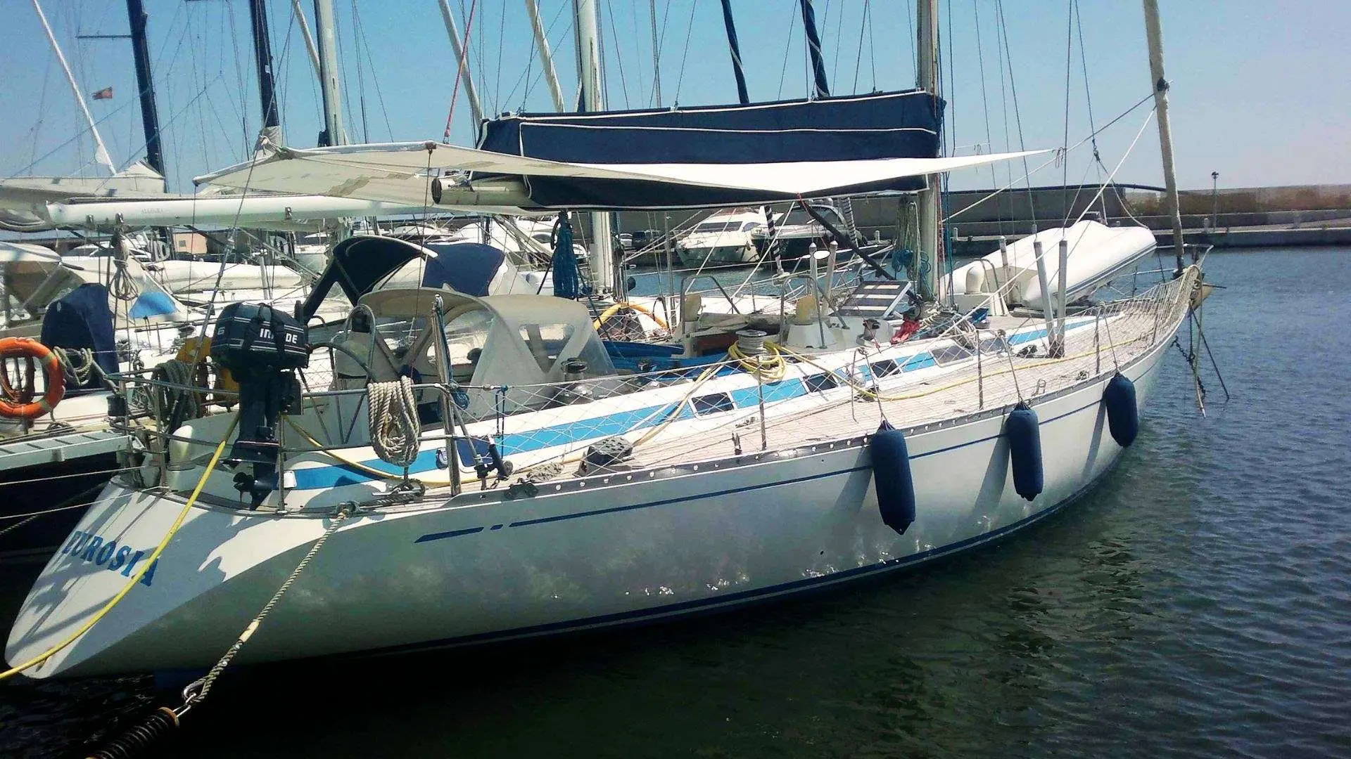 Nautor Swan Swan 46 — Voilier amarré dans un port, photographié de trois quarts côté tribord.