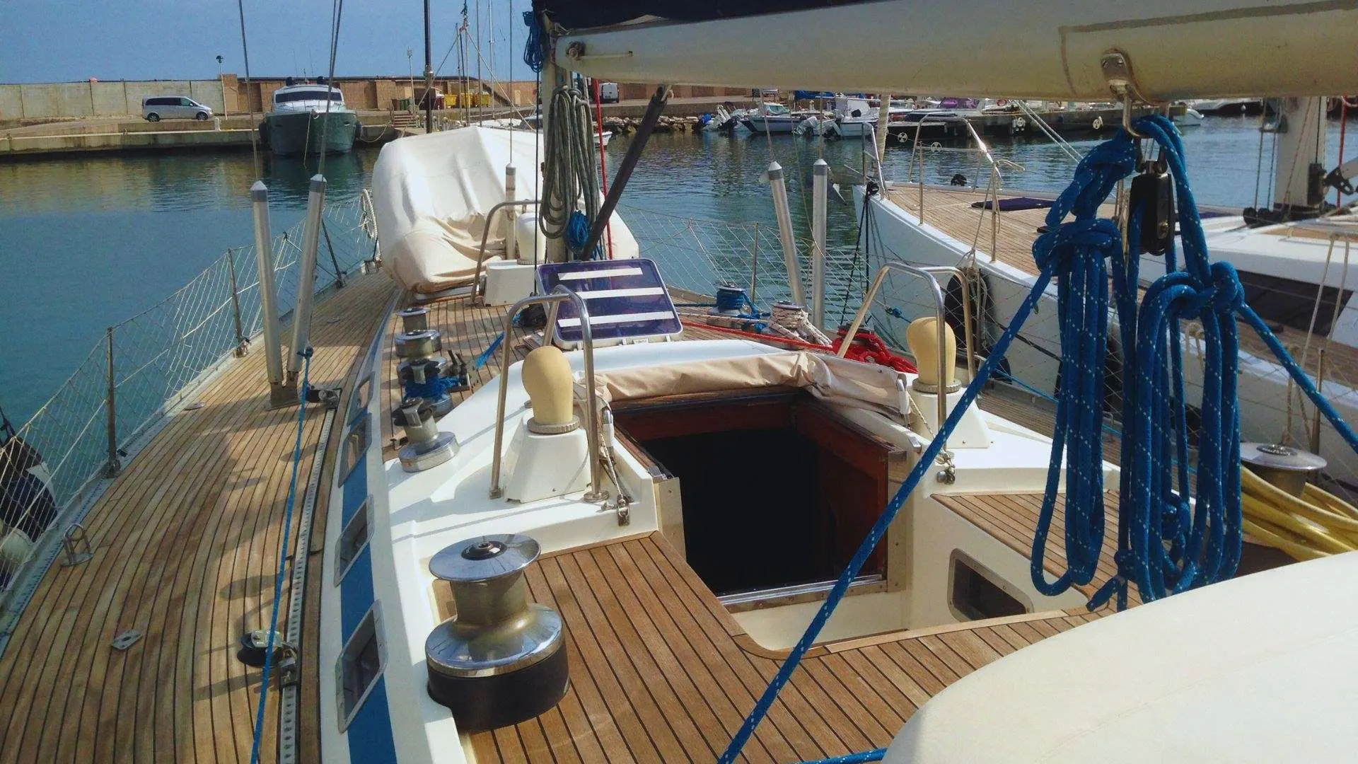 Nautor Swan Swan 46 — Vue du cockpit et du pont arrière d’un voilier amarré au port