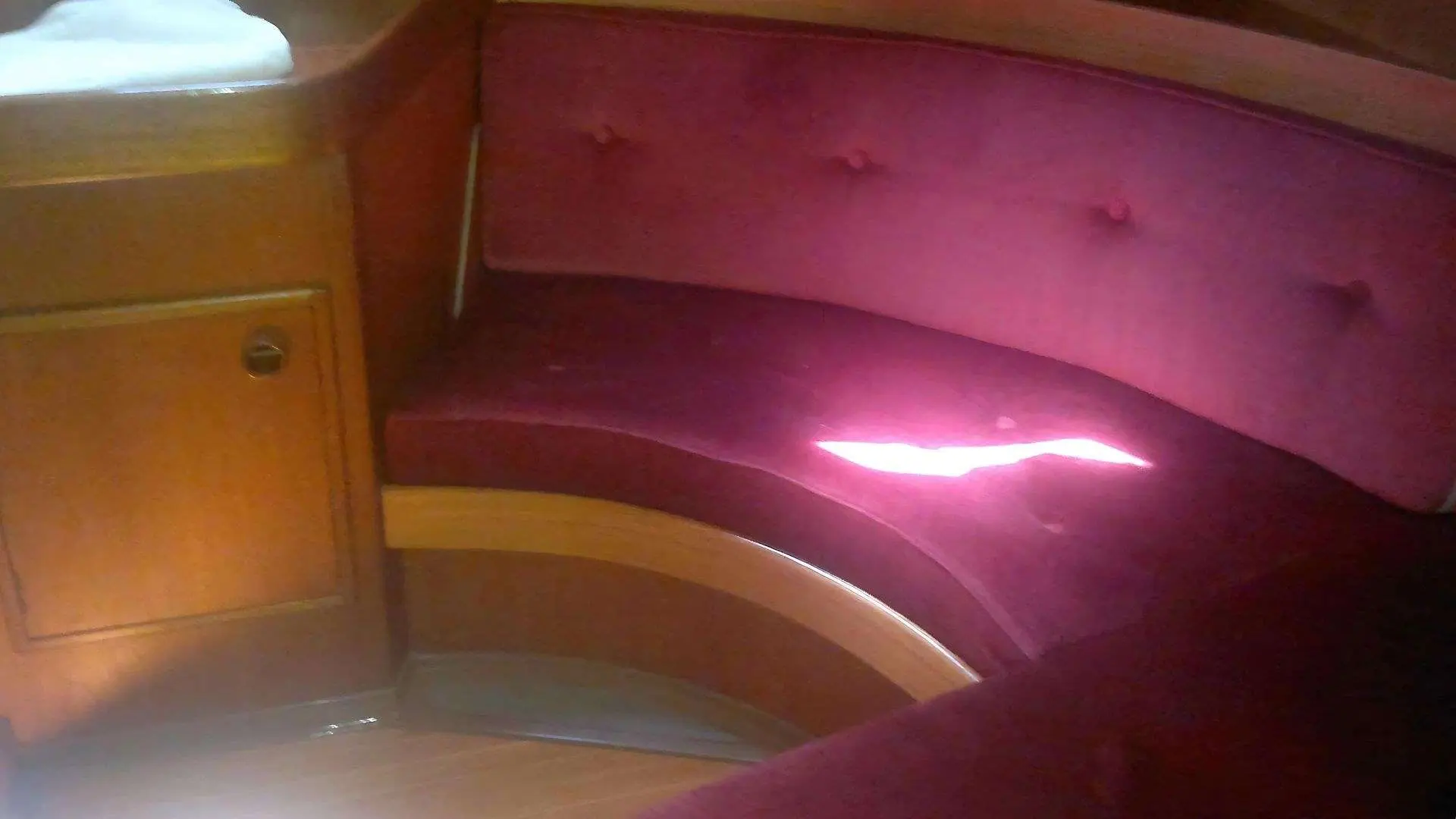 Nautor Swan Swan 46 — Banquette rembourrée en angle dans un espace intérieur du bateau.