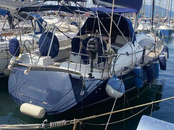 Jeanneau Sun Odyssey 45 DS — Voilier blanc et bleu amarré dans un port, vu de trois quarts arrière.