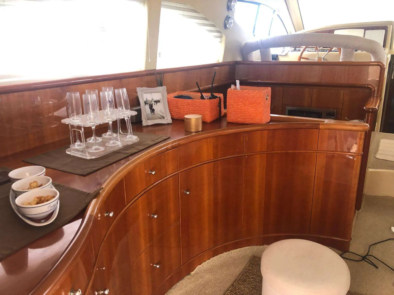 Carnevali 160 — Vue d'un meuble bar en bois avec verres et paniers à bord du bateau.