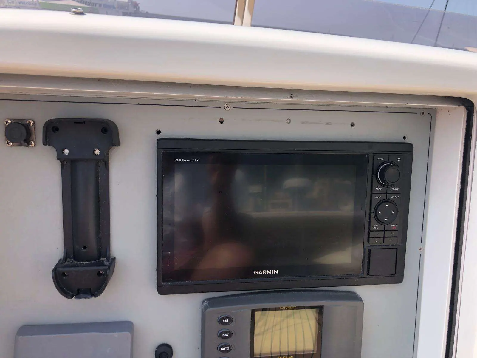 Carnevali 160 — Écran multifonction Garmin et instruments de navigation intégrés au tableau de bord.