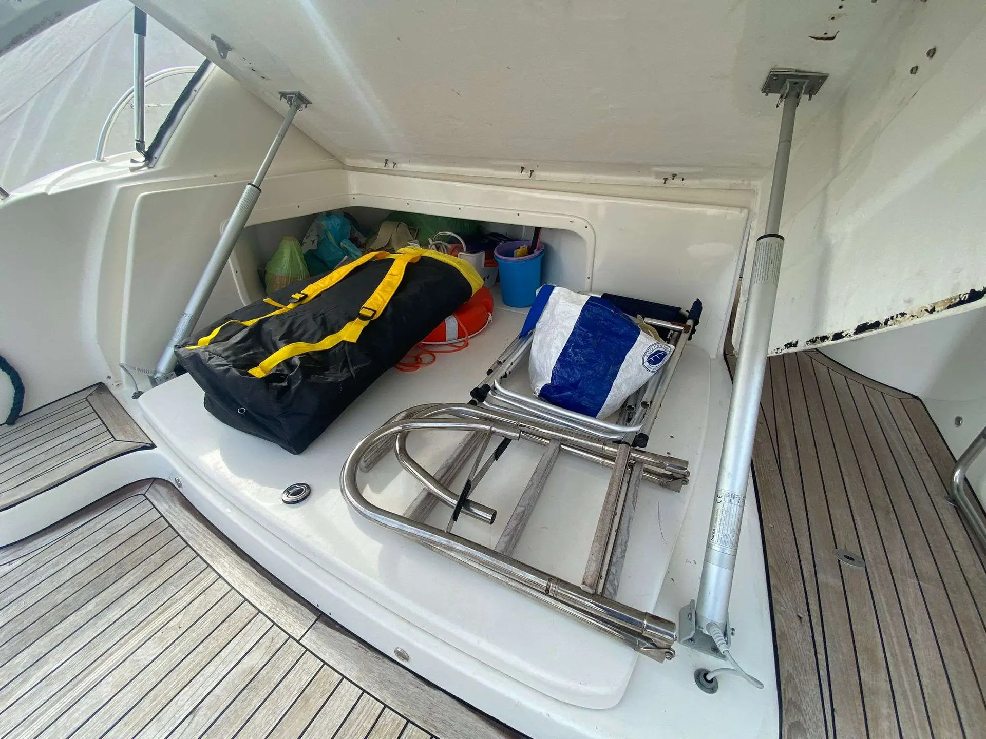 Bavaria Sport 38 — Coffre arrière ouvert, contenant des équipements et du matériel de bord.