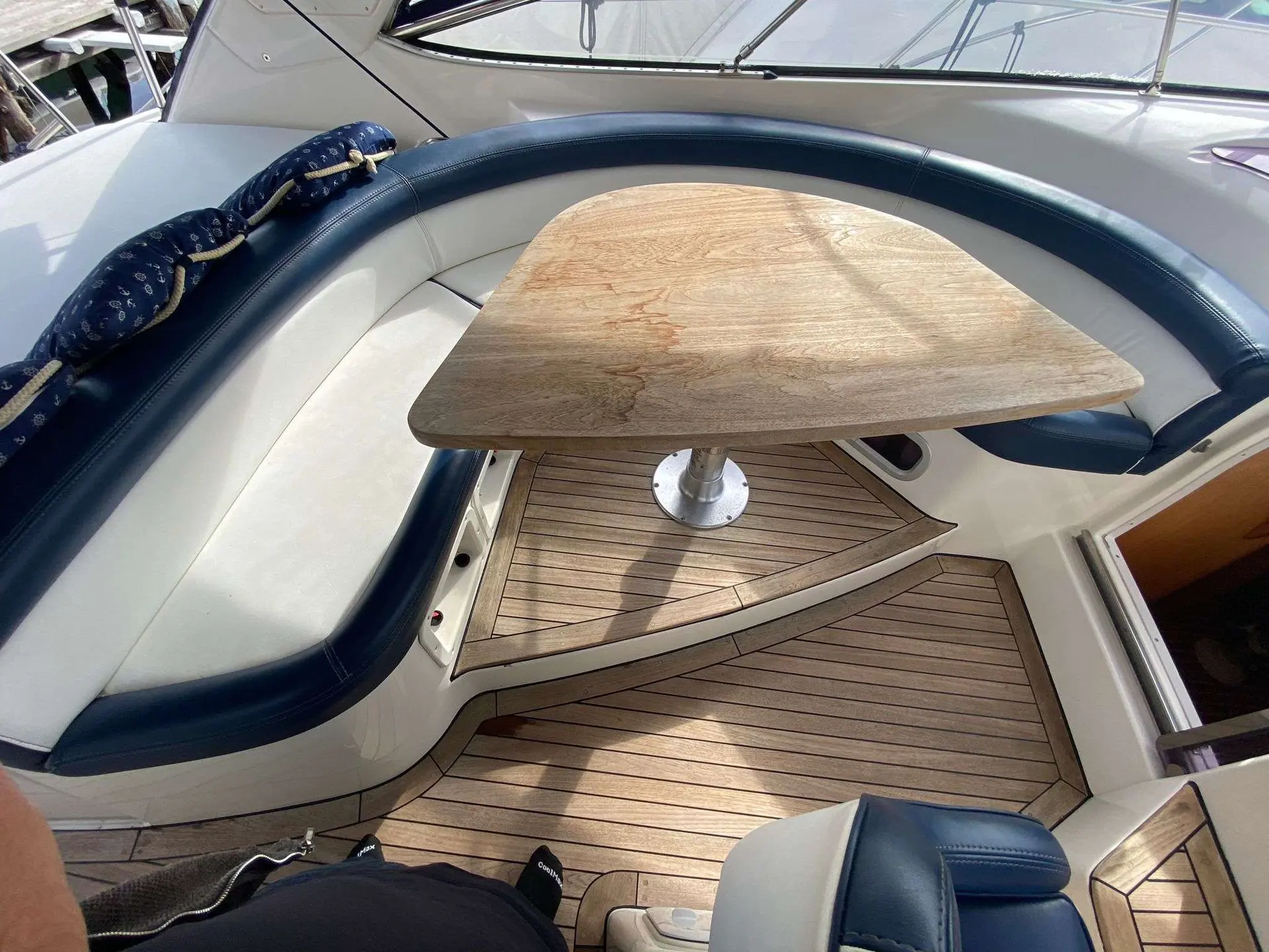 Bavaria Sport 38 — Cockpit extérieur avec table en bois, banquettes et plancher en teck.