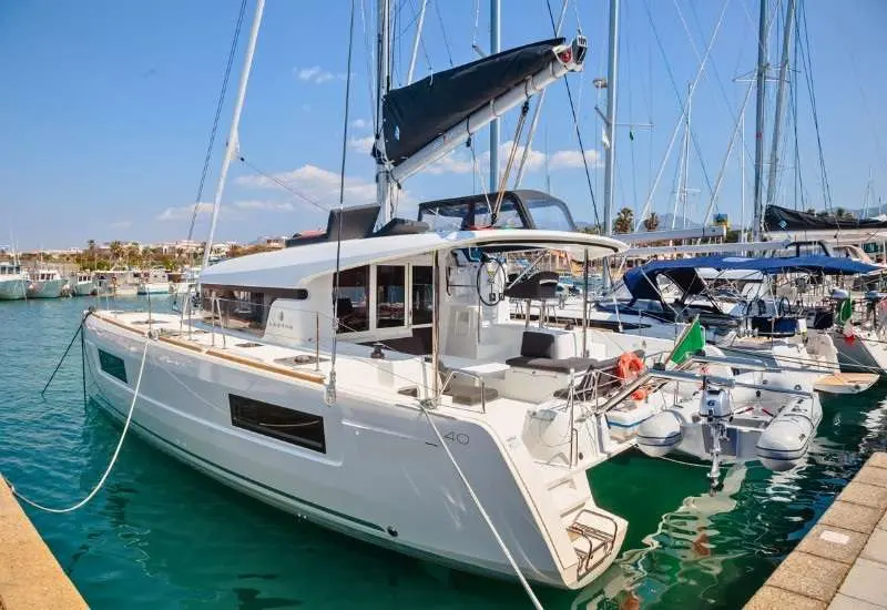 Lagoon 40 — Catamaran blanc amarré dans une marina, photographié en vue trois quarts.