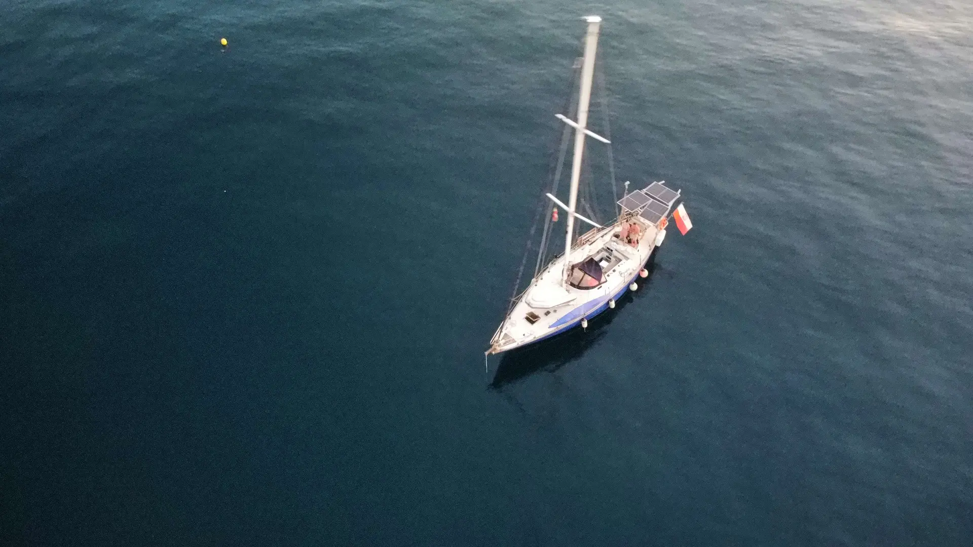 RPD Cidivino Nelson 46 — Voilier photographié depuis les airs, mouillé sur une étendue d’eau.