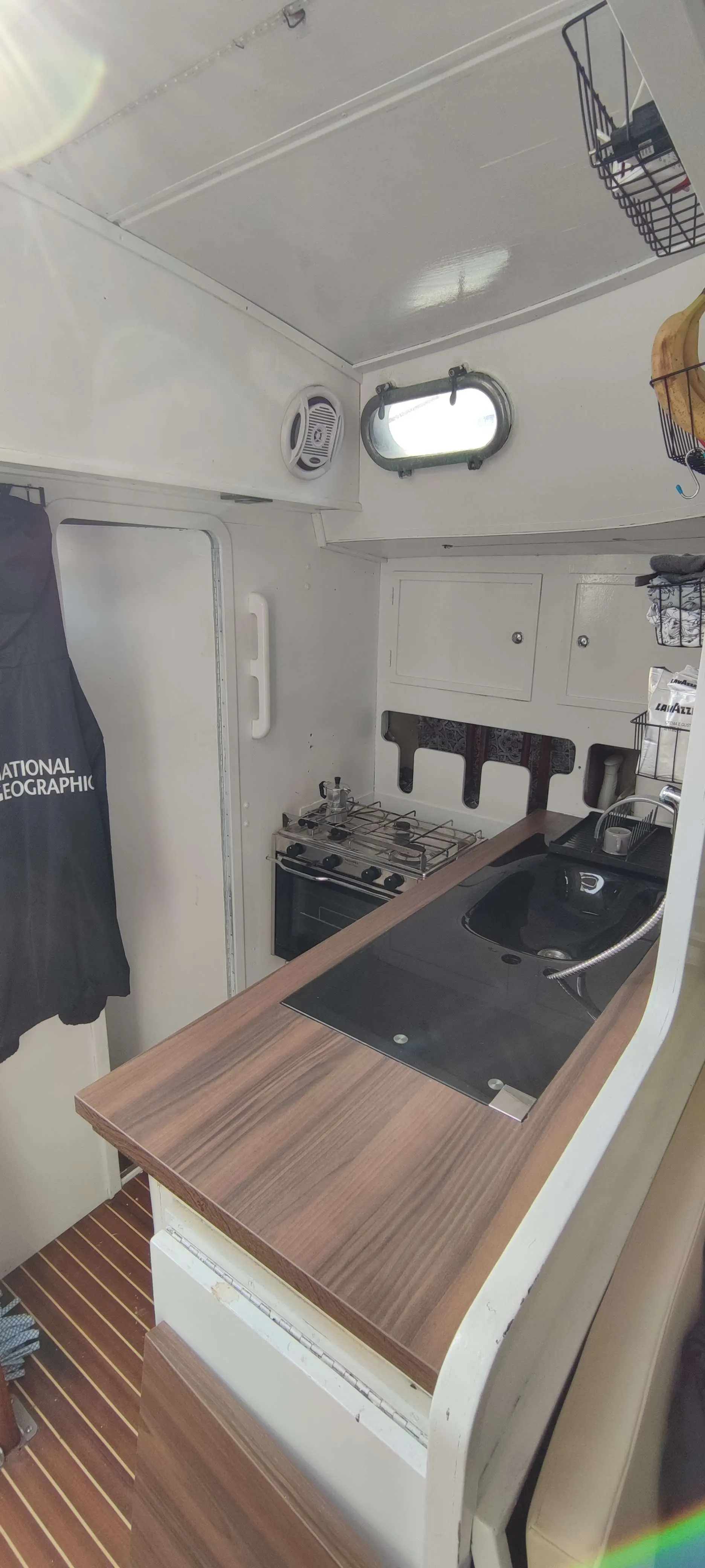 RPD Cidivino Nelson 46 — Vue intérieure de la cuisine, avec évier, cuisinière et rangements.
