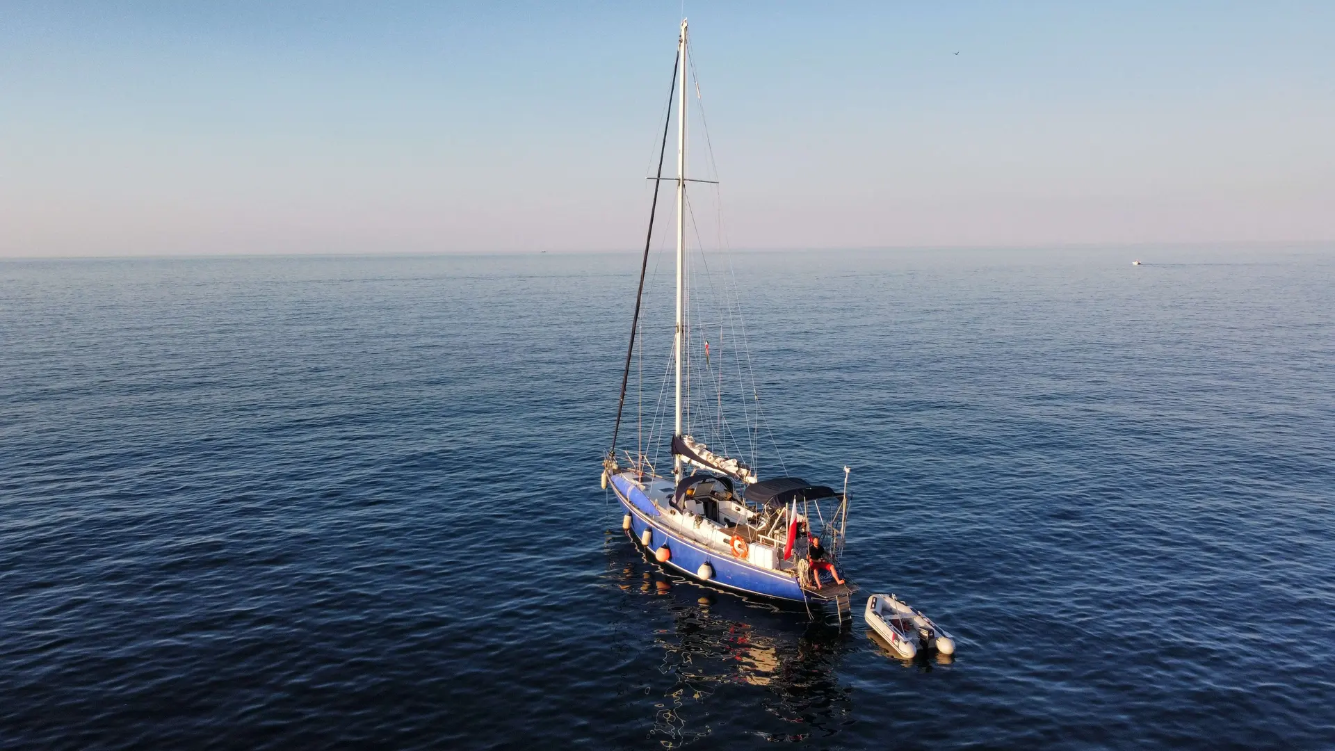 RPD Cidivino Nelson 46 — Un voilier amarré en mer avec une annexe à proximité.