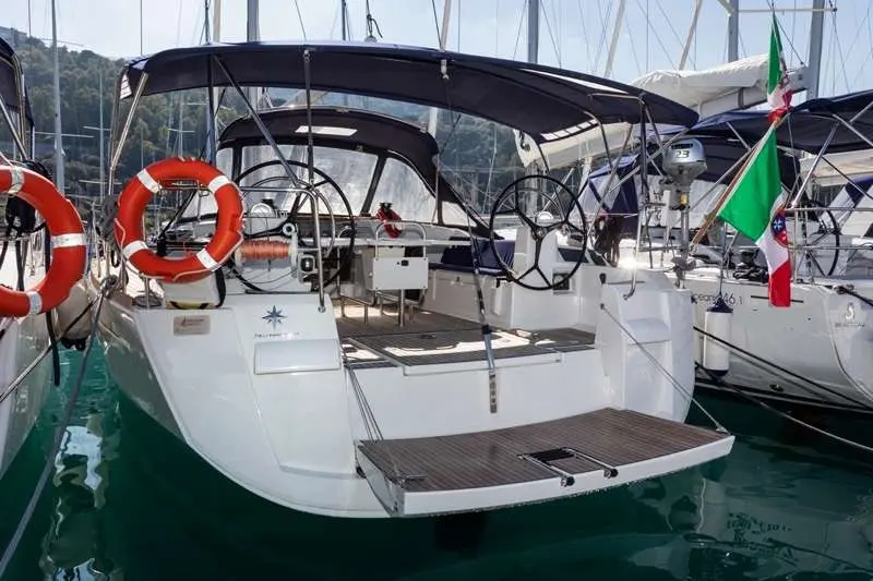 Jeanneau Sun Odyssey 479 — Vue arrière d’un voilier blanc amarré, avec cockpit double barre et plage arrière.