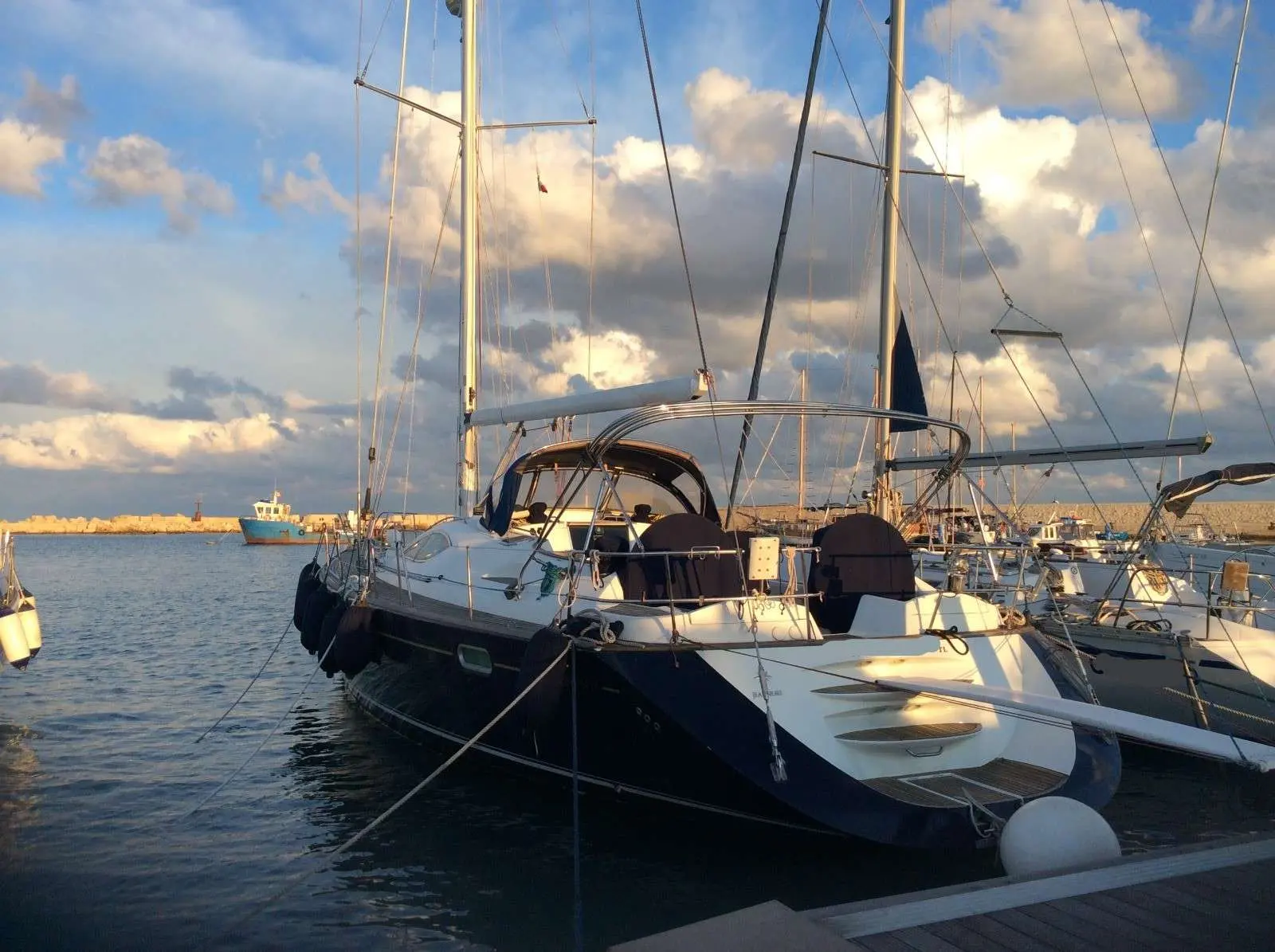 Jeanneau Sun Odyssey 54 DS — Voilier amarré dans un port, photographié de trois quarts arrière.