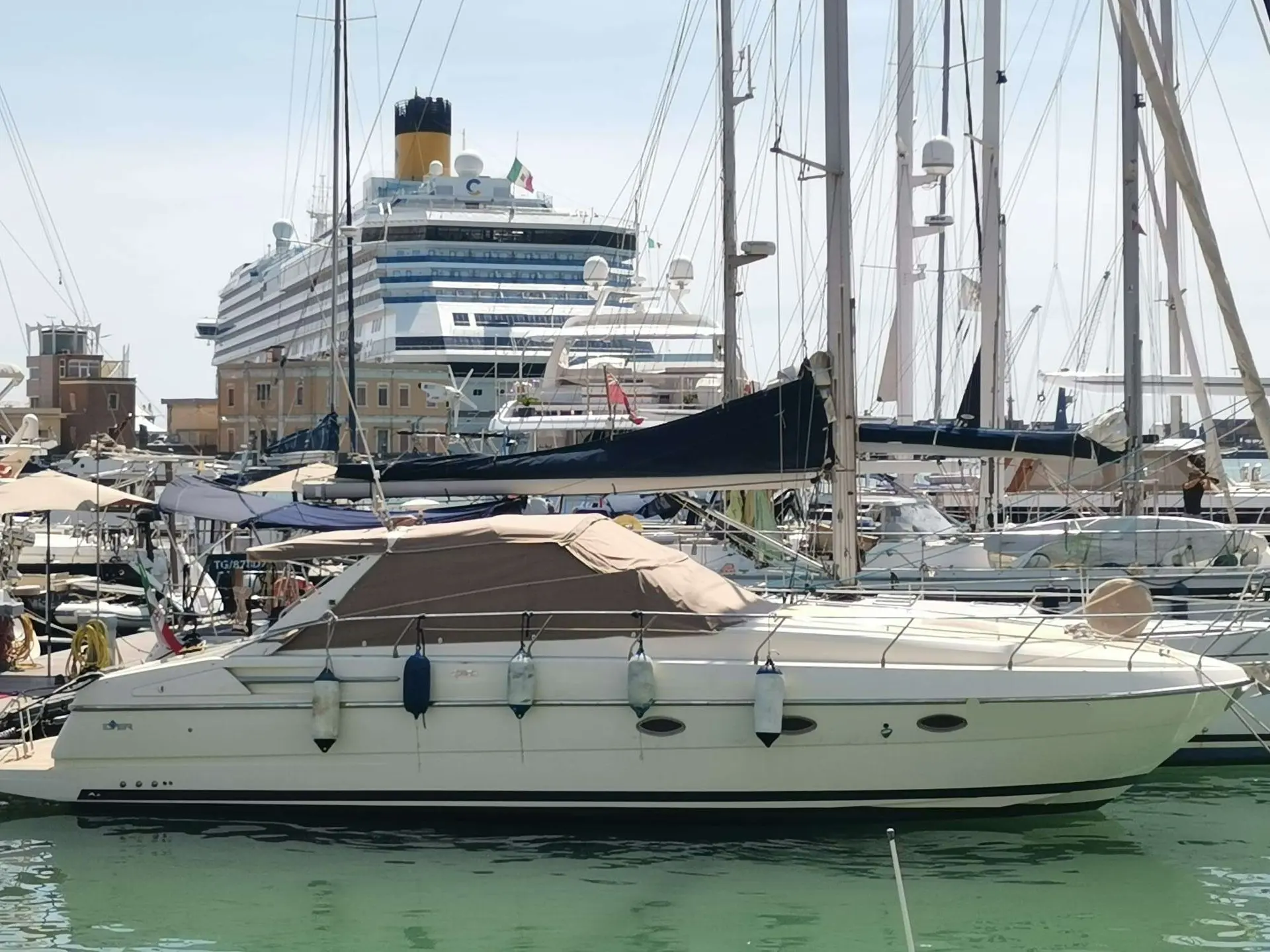 Ilver 39 Mirable — Bateau à moteur amarré dans une marina, vu de profil.