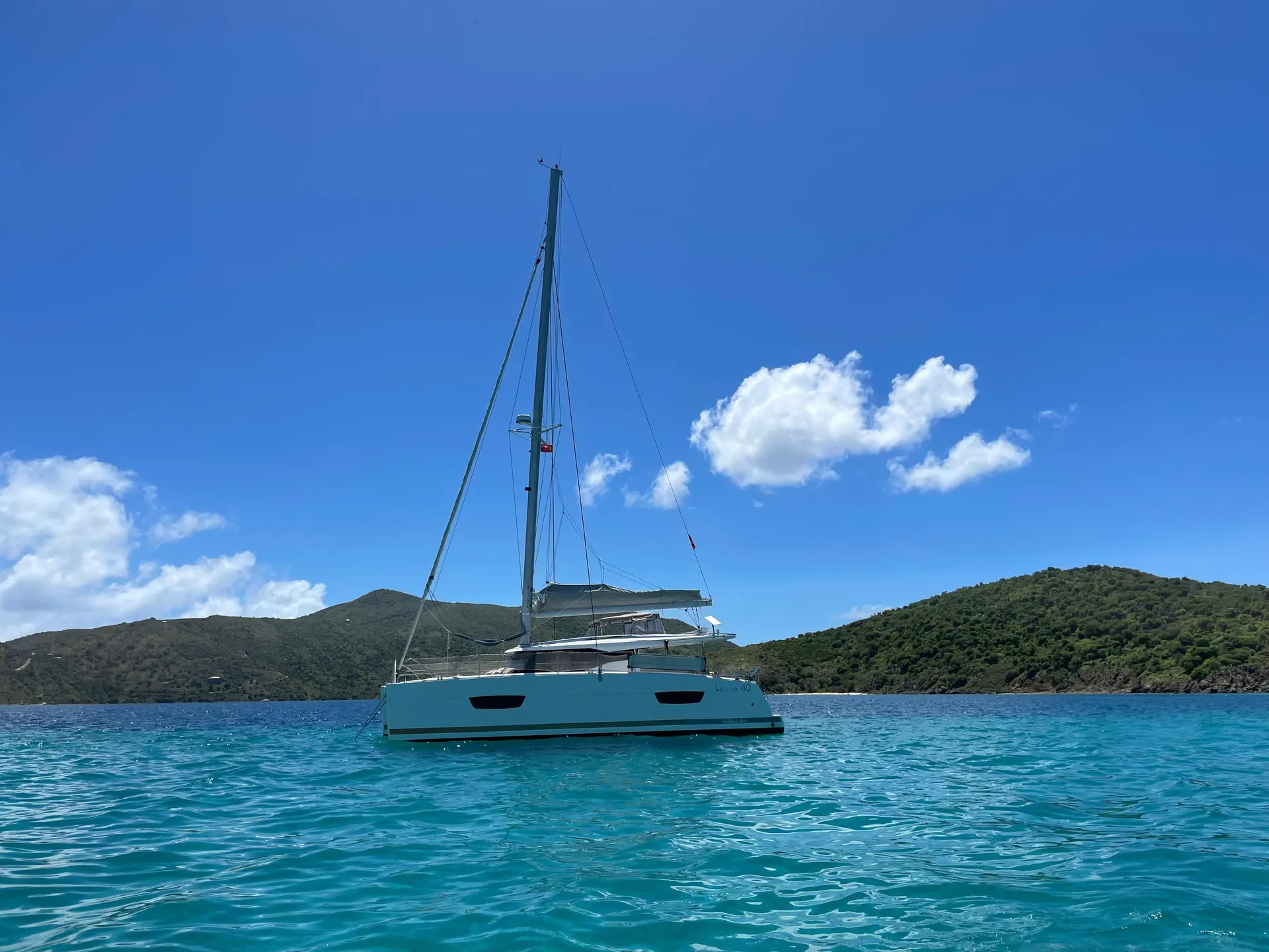 Fountaine Pajot Lucia 40 — Catamaran à voile mouillé au mouillage dans une baie tropicale.