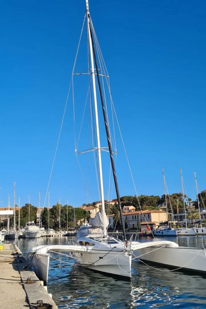 Dragonfly 32 — Trimaran à voile amarré dans un port de plaisance.