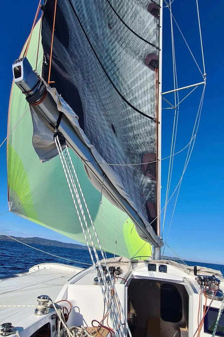 Dragonfly 32 — Vue du pont et du gréement d’un voilier sous voiles.