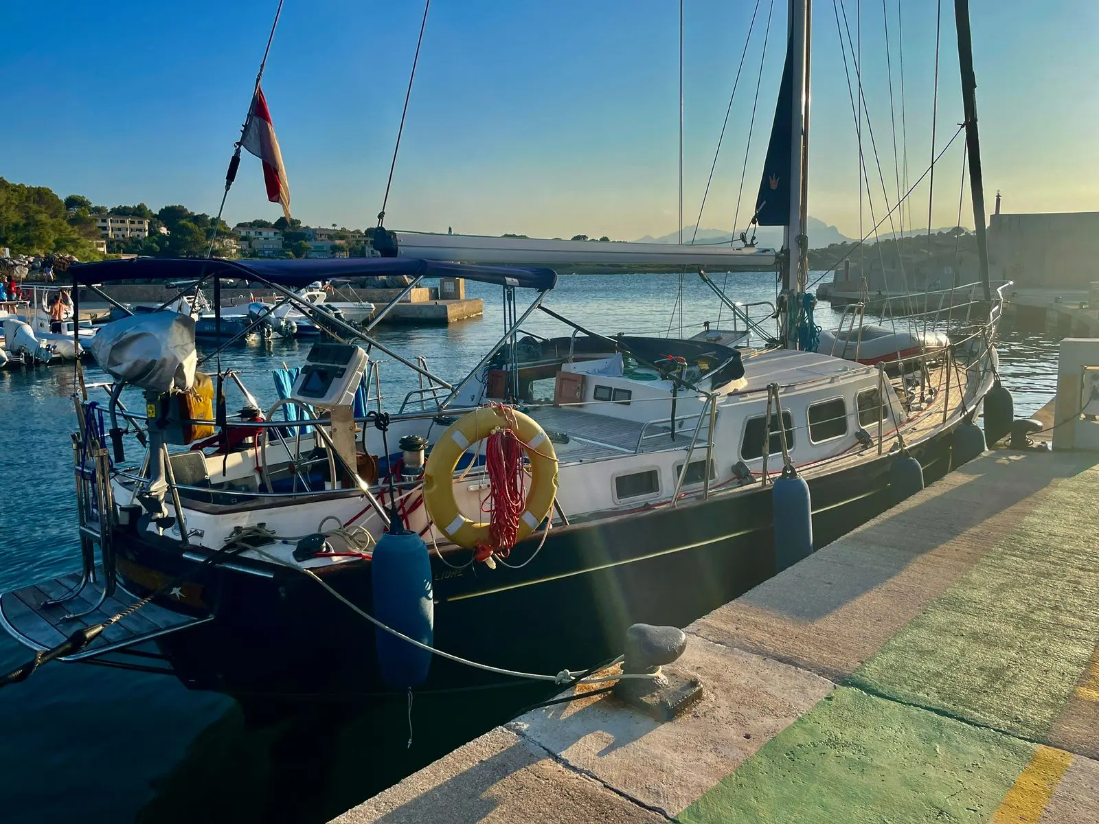 Belliure 41 — Voilier amarré dans un port, photographié de trois quarts depuis le quai.
