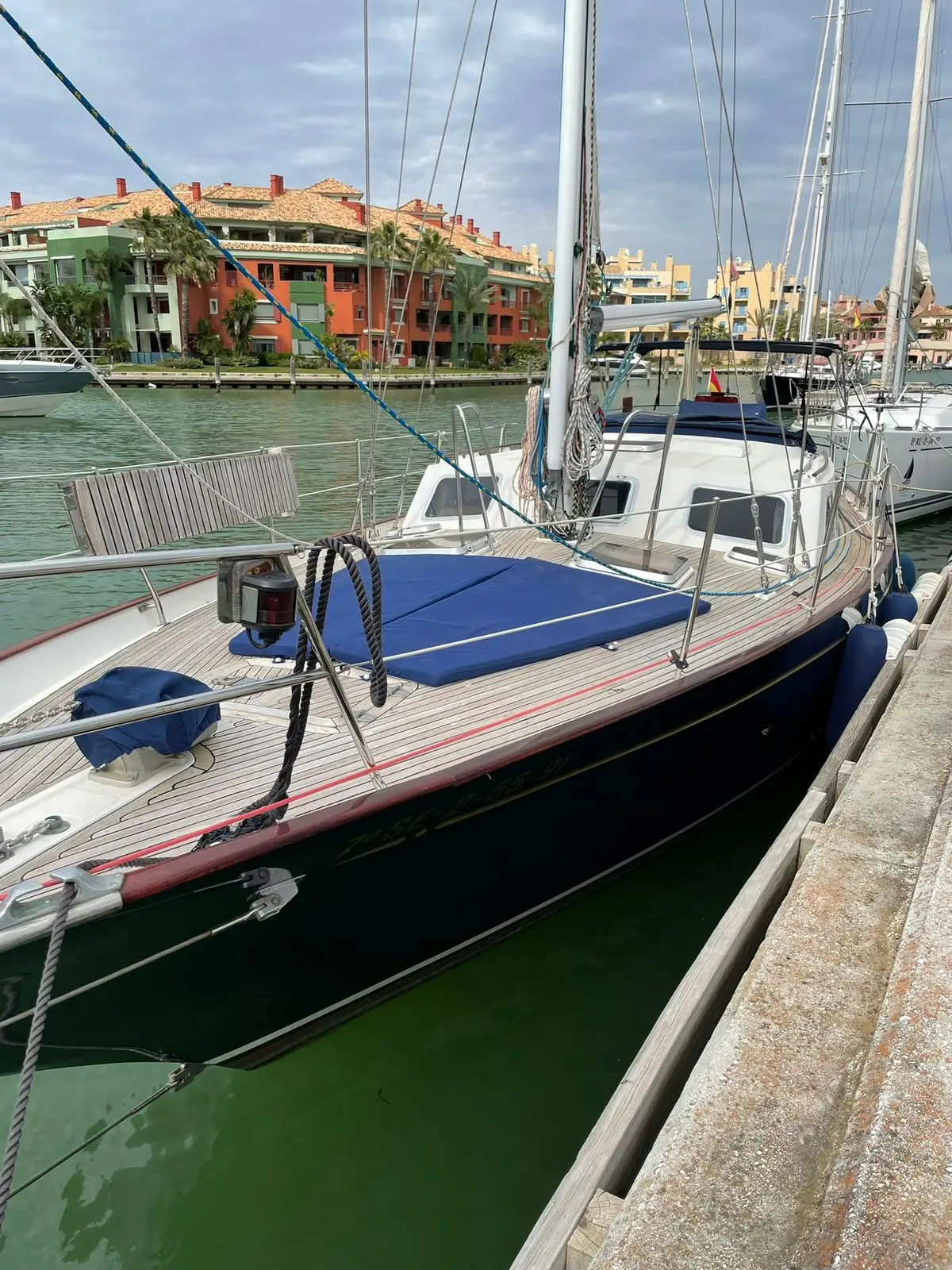 Belliure 41 — Voilier amarré vu de trois quarts dans une marina, avec le pont et le gréement visibles.