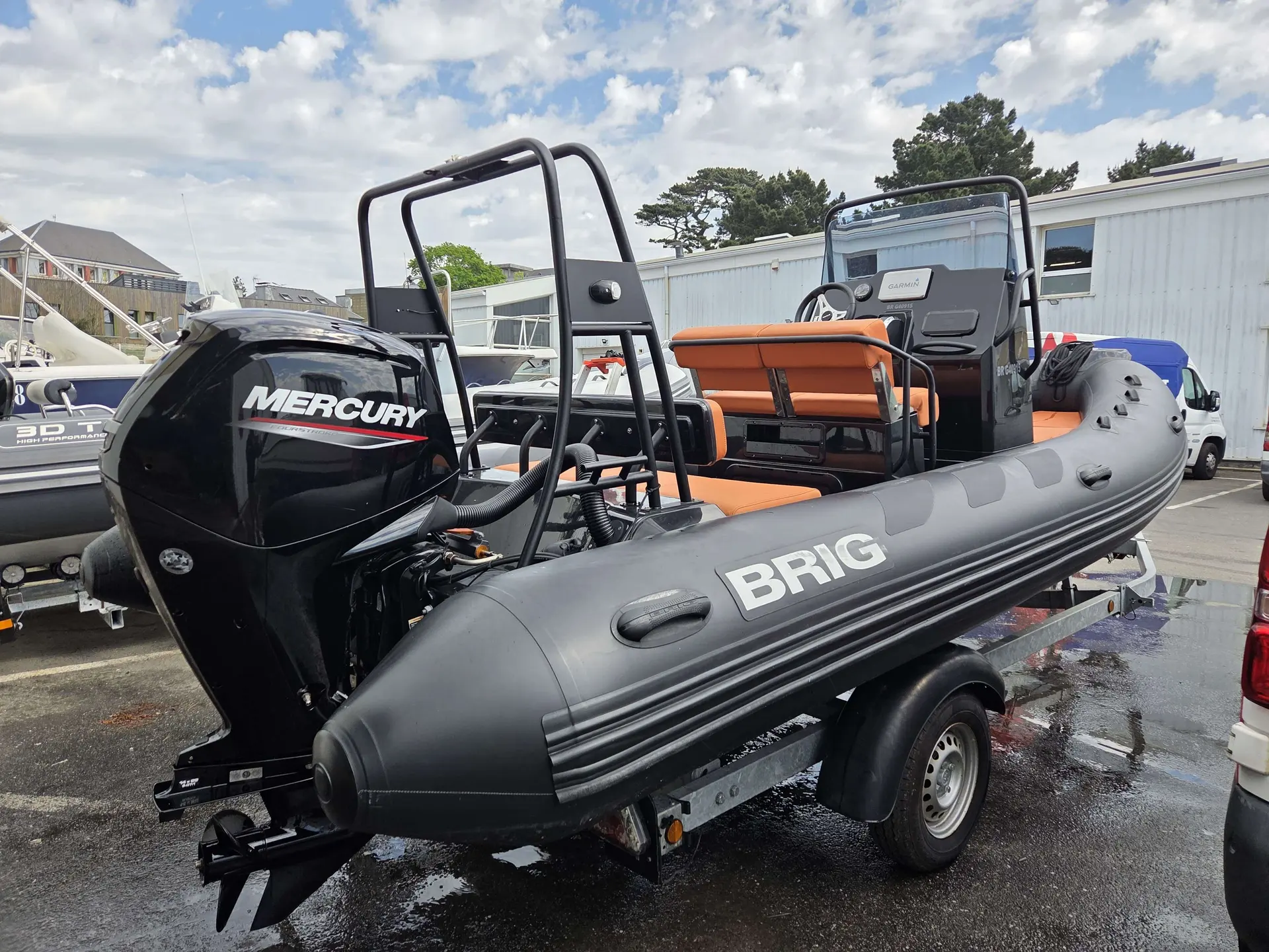 Brig Navigator 570 — Bateau semi-rigide gris présenté sur une remorque avec moteur hors-bord.